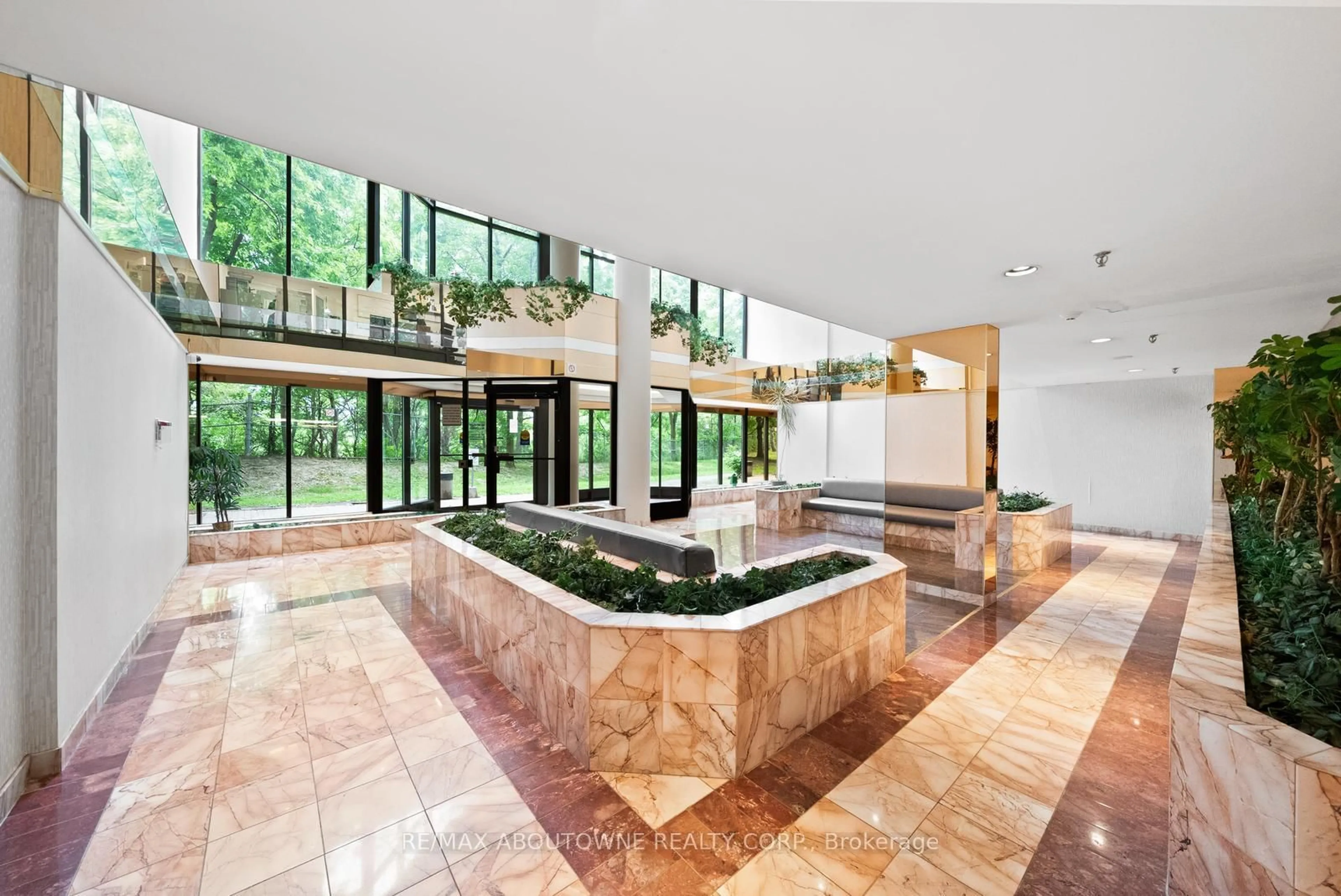 Indoor foyer for 5 Rowntree Rd #407, Toronto Ontario M9V 5G9