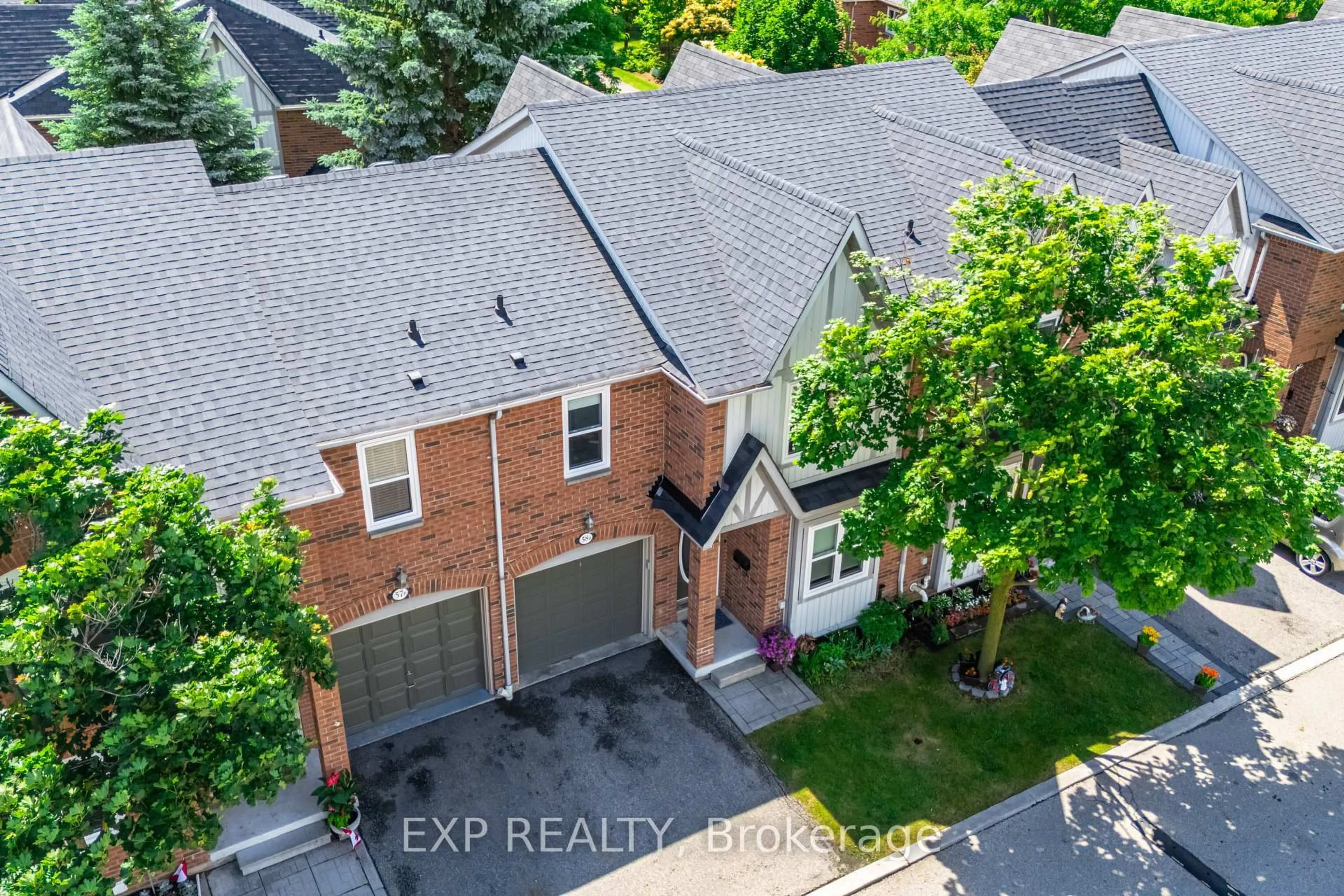 A pic from outside/outdoor area/front of a property/back of a property/a pic from drone, street for 5865 Dalebrook Cres #58B, Mississauga Ontario L5M 5X1