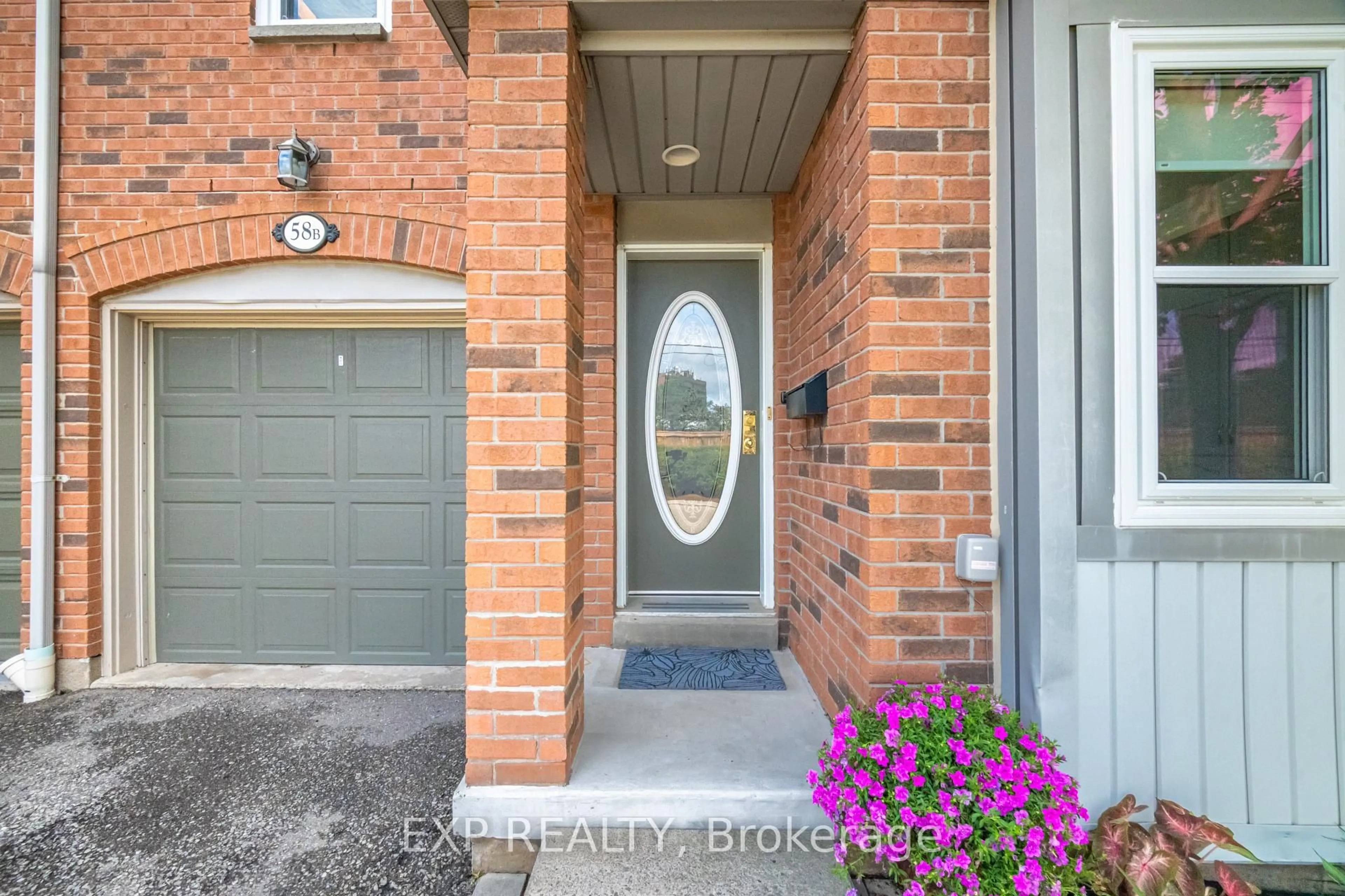 Indoor entryway for 5865 Dalebrook Cres #58B, Mississauga Ontario L5M 5X1