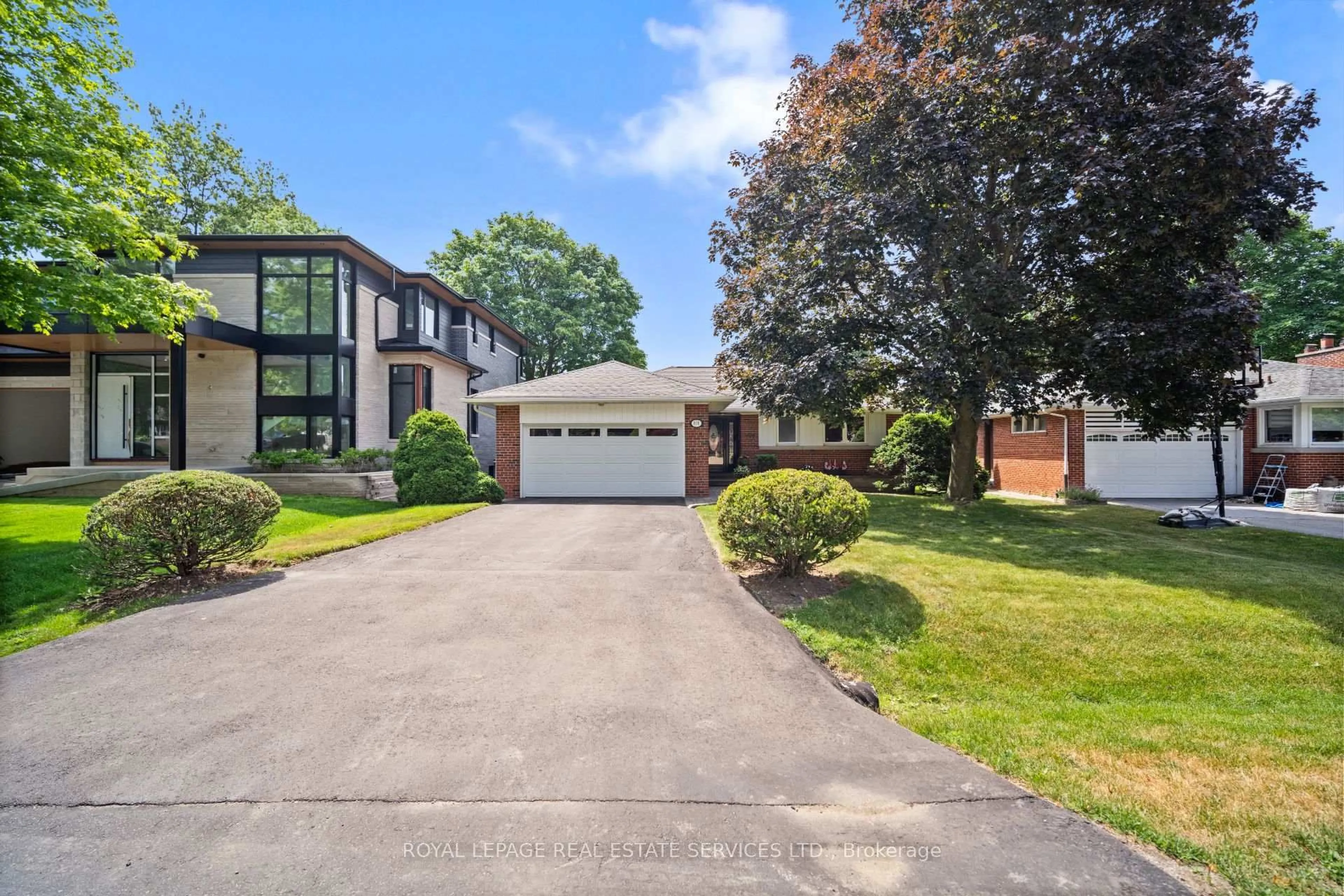 A pic from outside/outdoor area/front of a property/back of a property/a pic from drone, street for 101 Prince George Dr, Toronto Ontario M9B 2X9