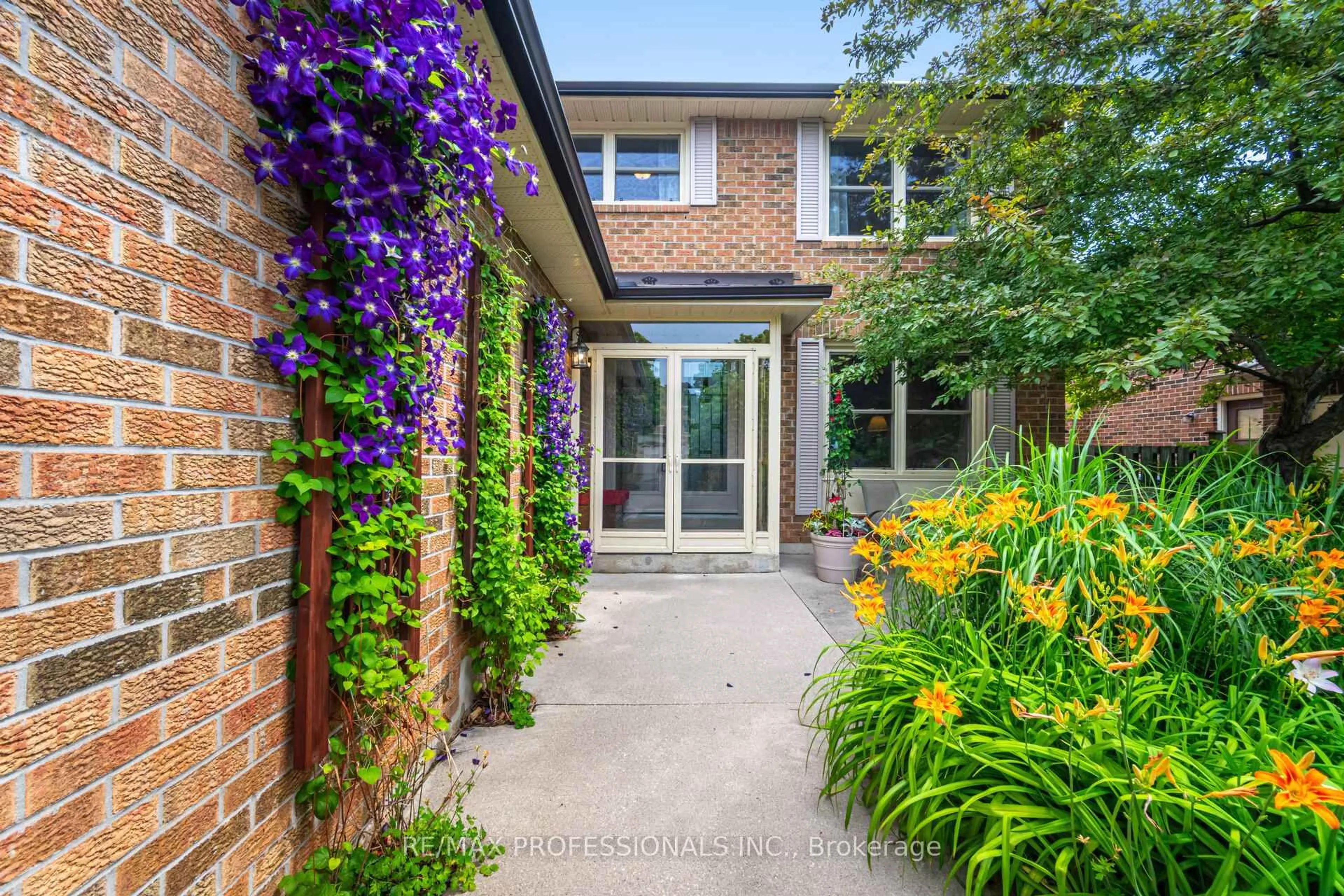 Home with brick exterior material, street for 29 Barr Cres, Brampton Ontario L6Z 3E5