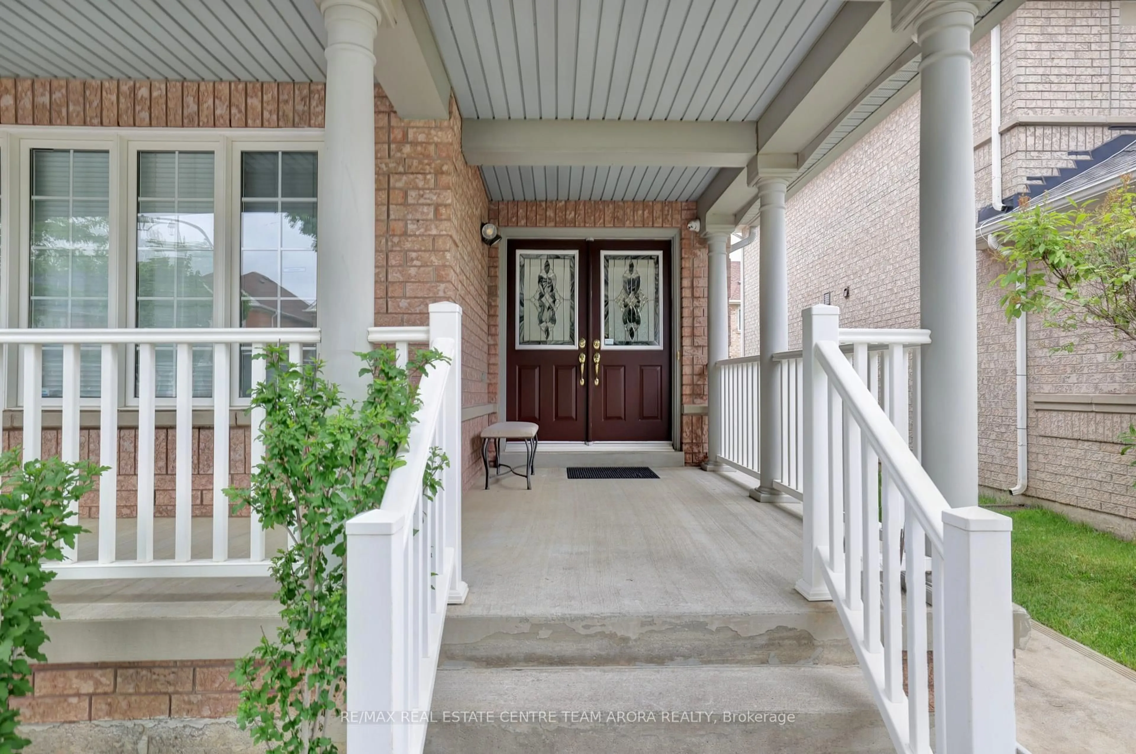 Indoor entryway for 329 Brisdale Dr, Brampton Ontario L7A 3C1
