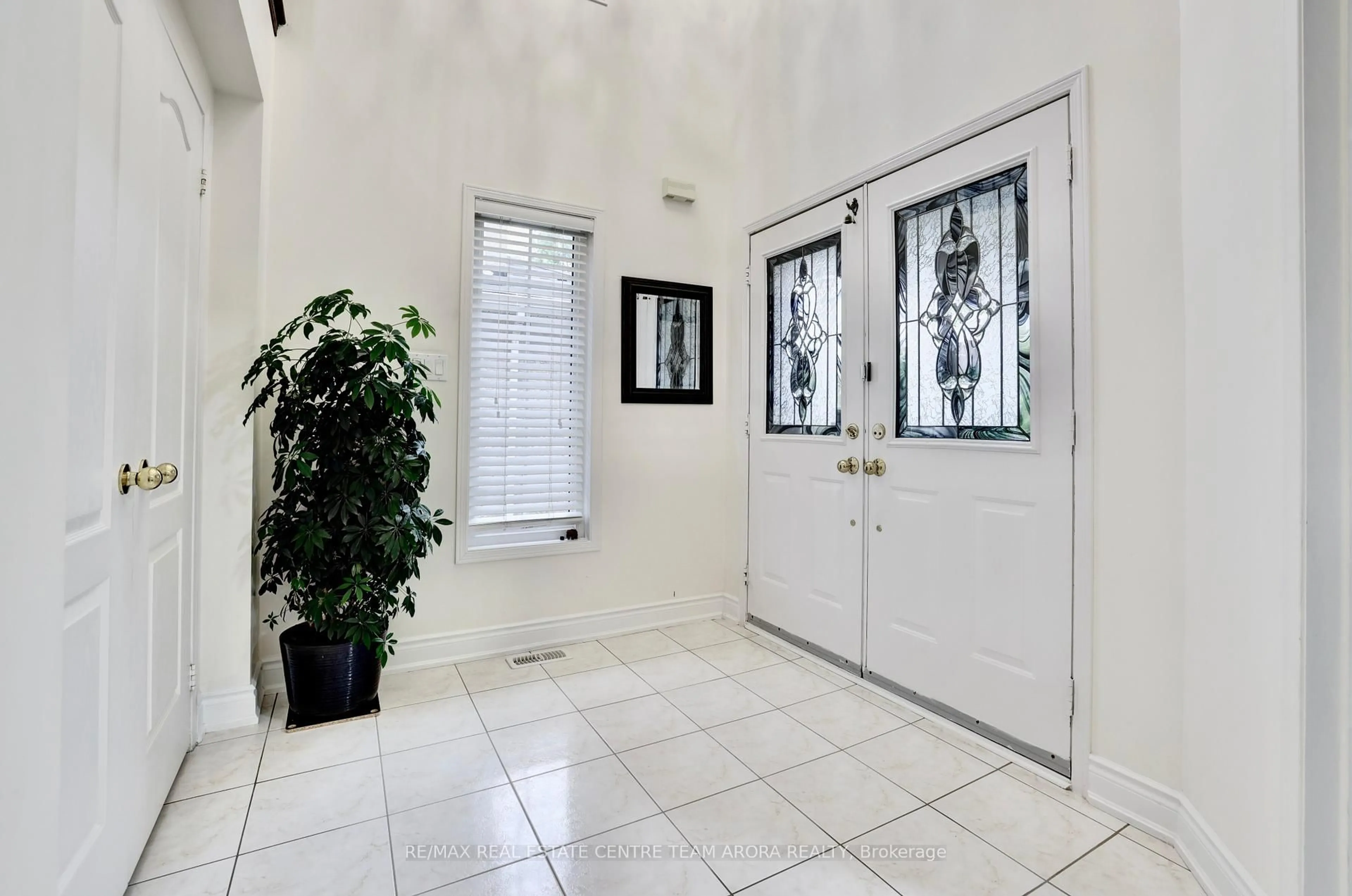 Indoor foyer for 329 Brisdale Dr, Brampton Ontario L7A 3C1