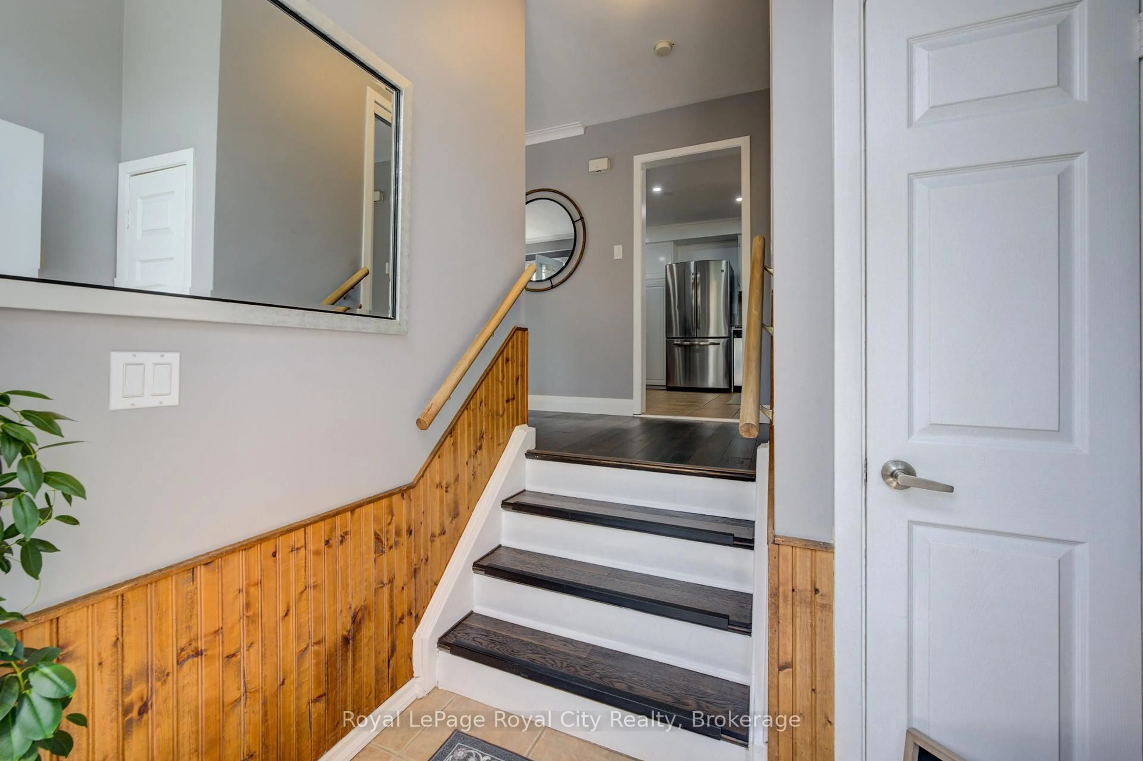 Indoor entryway for 2410 Delkus Cres, Mississauga Ontario L5A 1K7