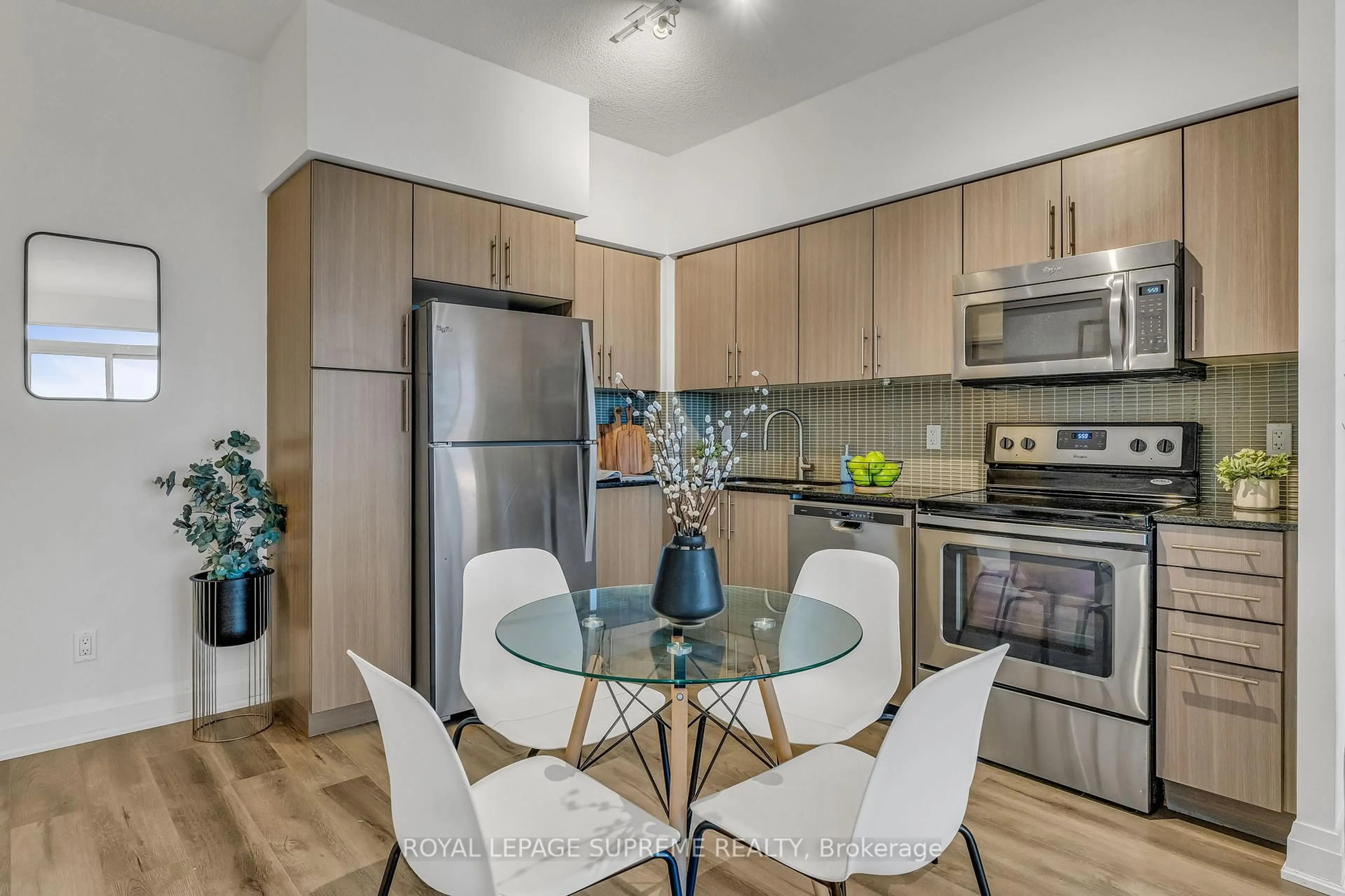 Standard kitchen, unknown for 65 Speers Rd #612, Oakville Ontario L6K 3V5