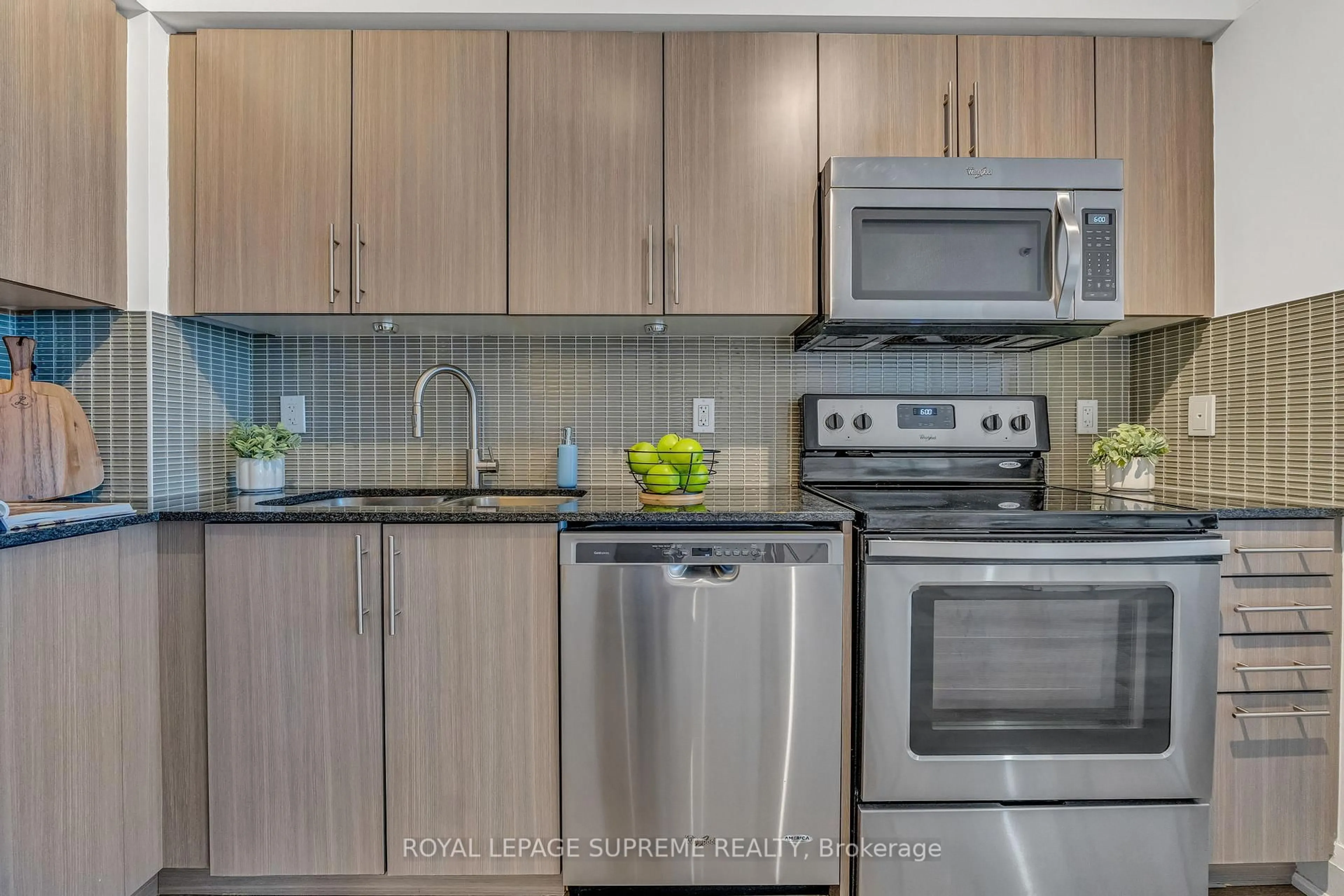Standard kitchen, unknown for 65 Speers Rd #612, Oakville Ontario L6K 3V5