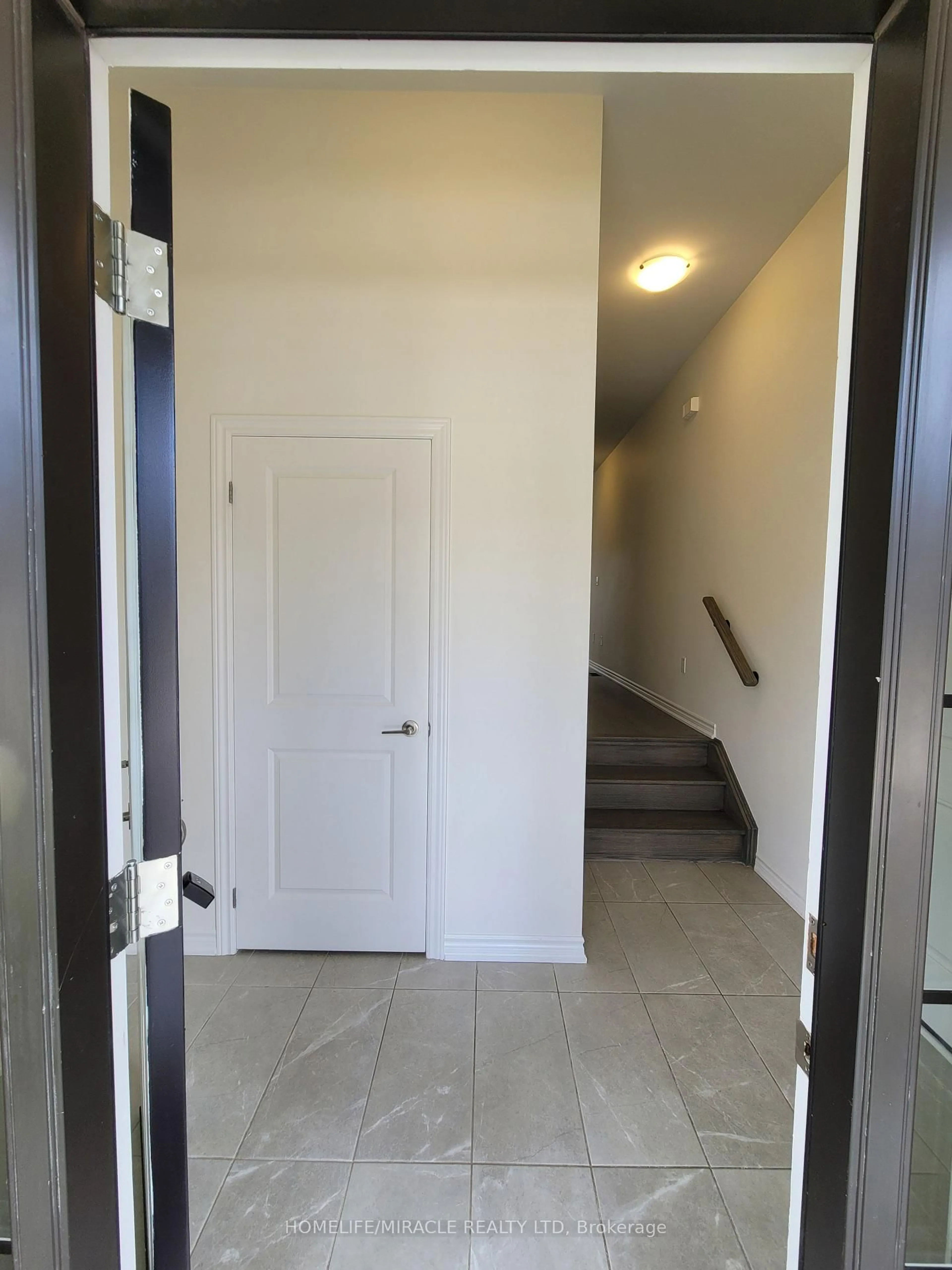 Indoor entryway for 597 Boyd Lane, Milton Ontario L9E 1W6