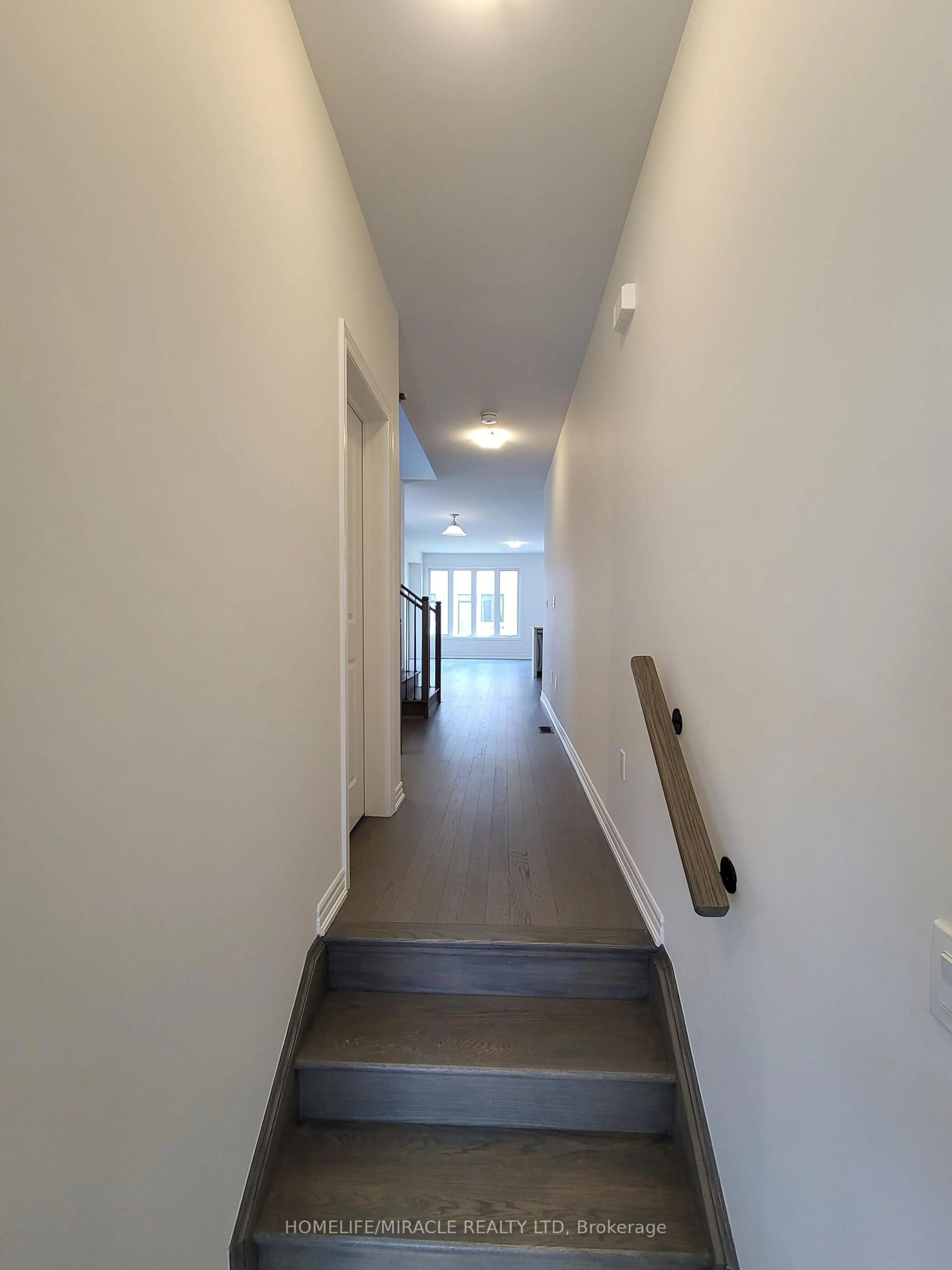 Indoor foyer for 597 Boyd Lane, Milton Ontario L9E 1W6