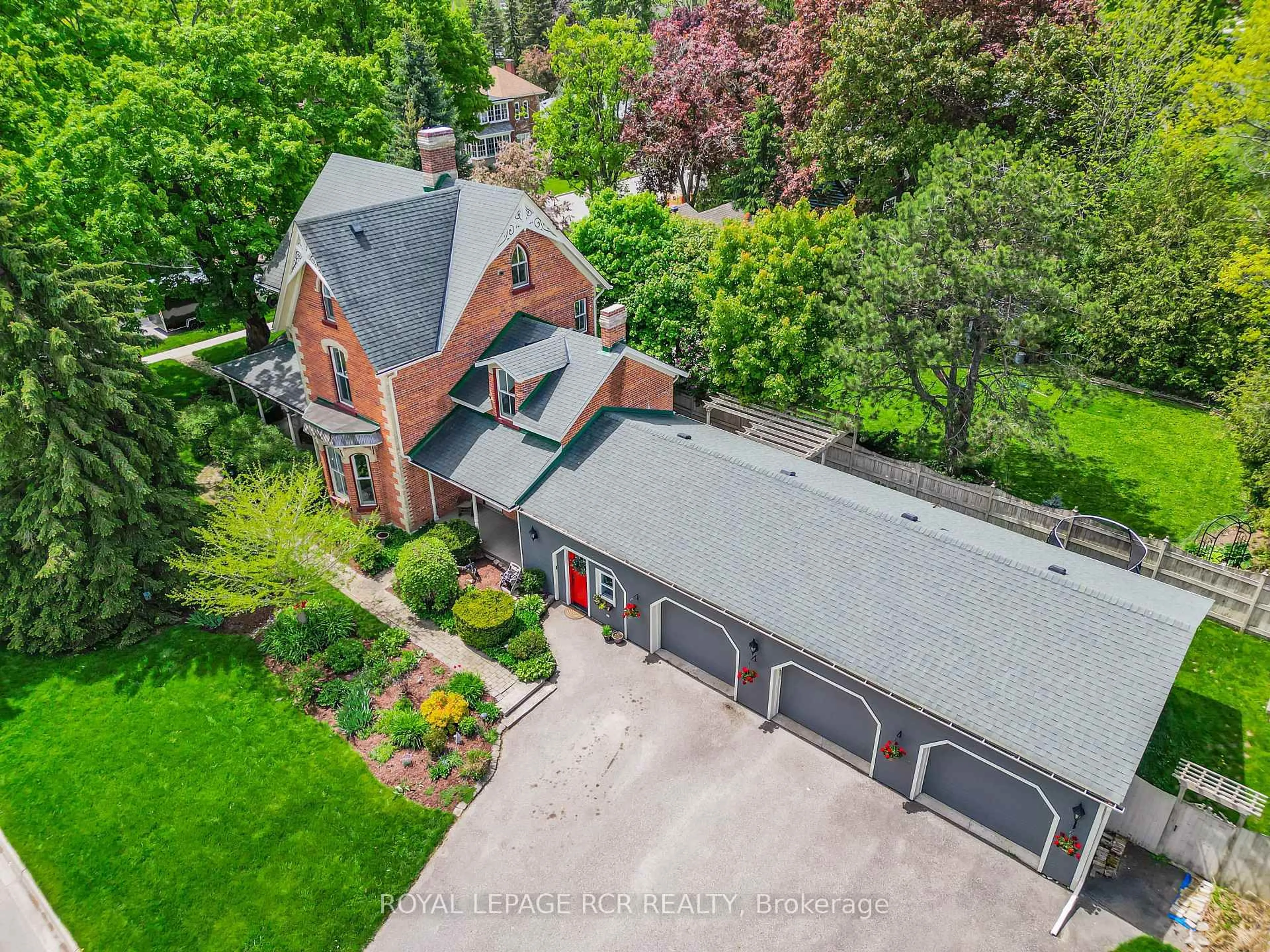 A pic from outside/outdoor area/front of a property/back of a property/a pic from drone, street for 67 Zina St, Orangeville Ontario L9W 1E6