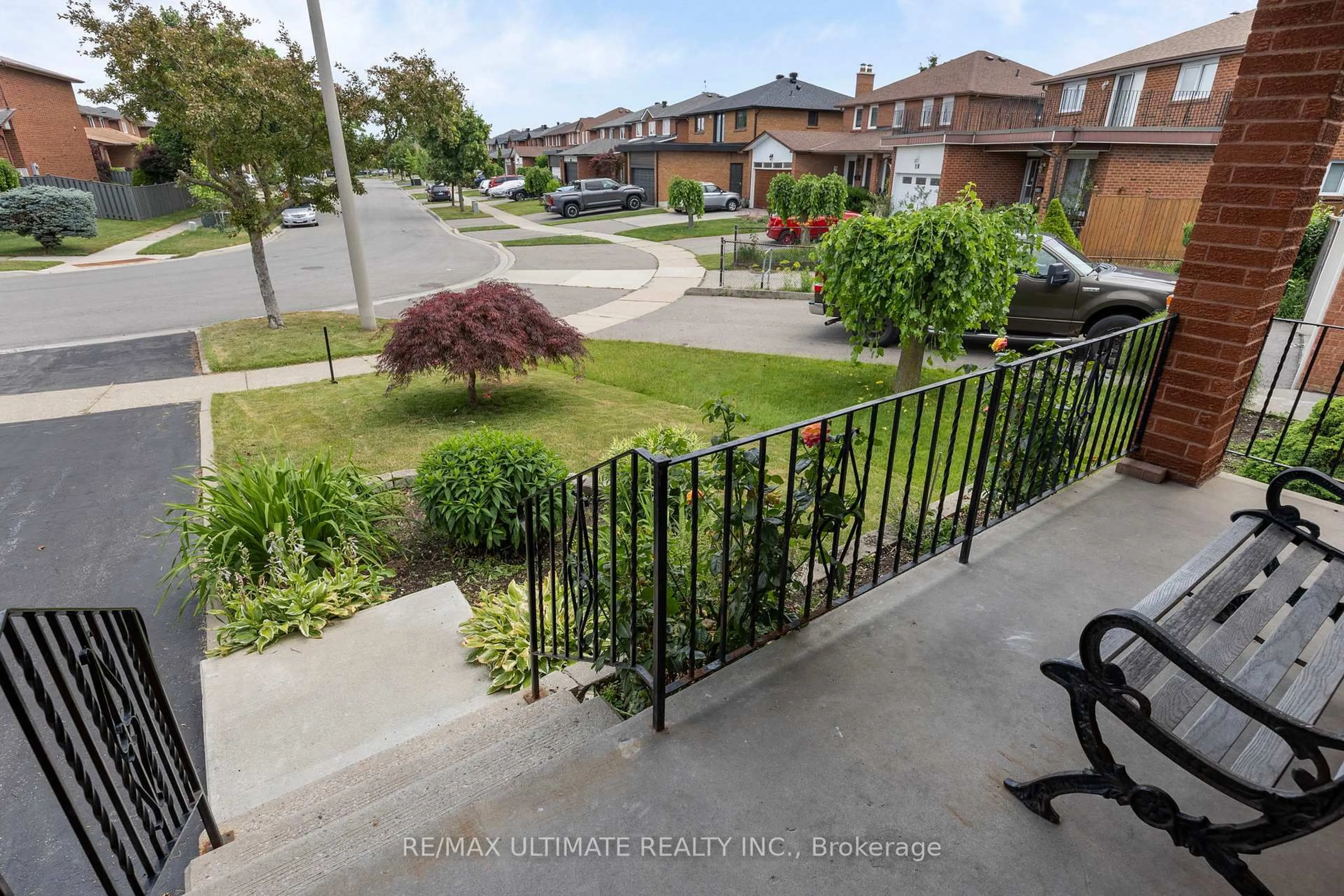A pic from outside/outdoor area/front of a property/back of a property/a pic from drone, street for 3126 Nawbrook Rd, Mississauga Ontario L4X 2V5