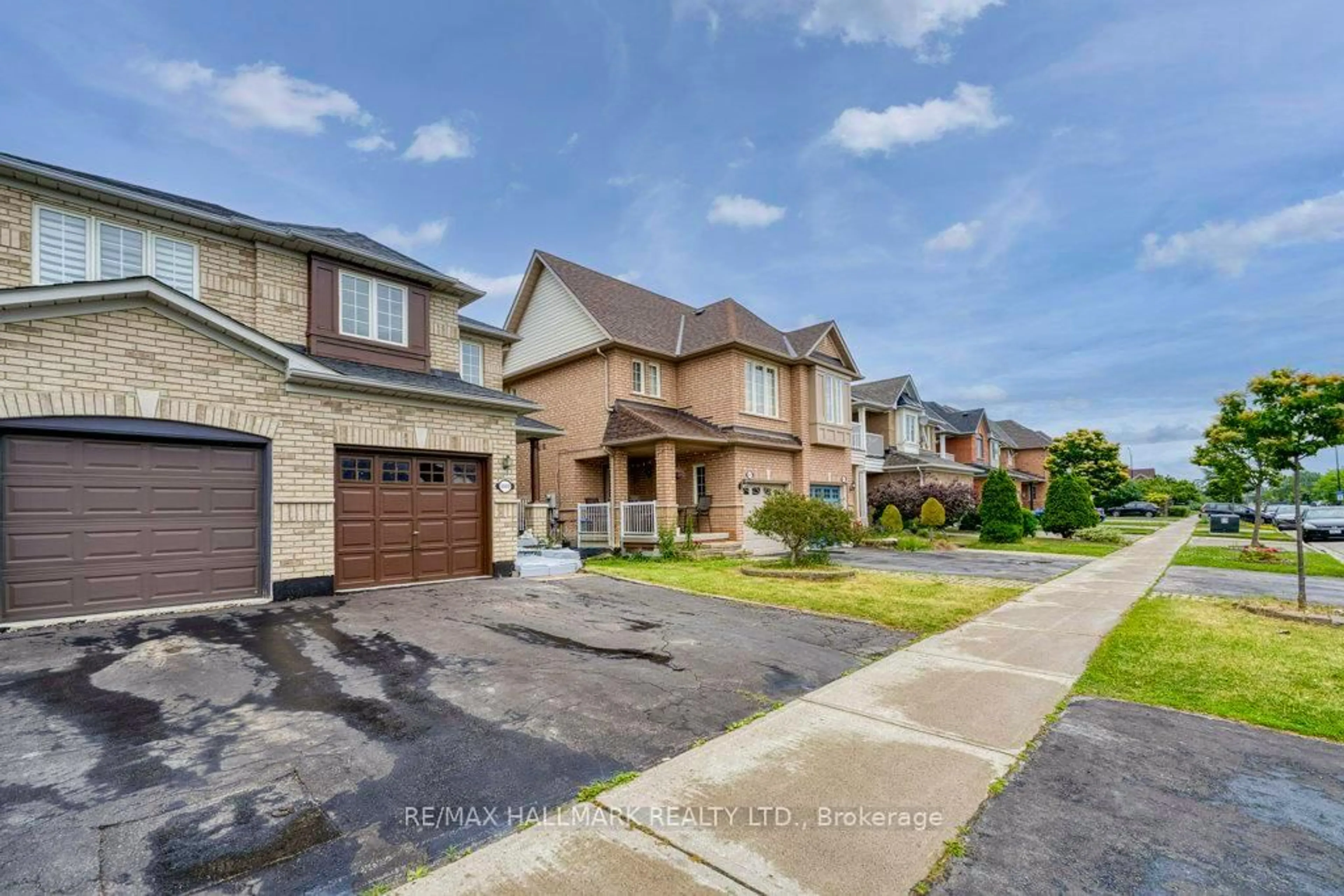 A pic from outside/outdoor area/front of a property/back of a property/a pic from drone, street for 5909 Churchill Meadows Blvd, Mississauga Ontario L5M 6Y2