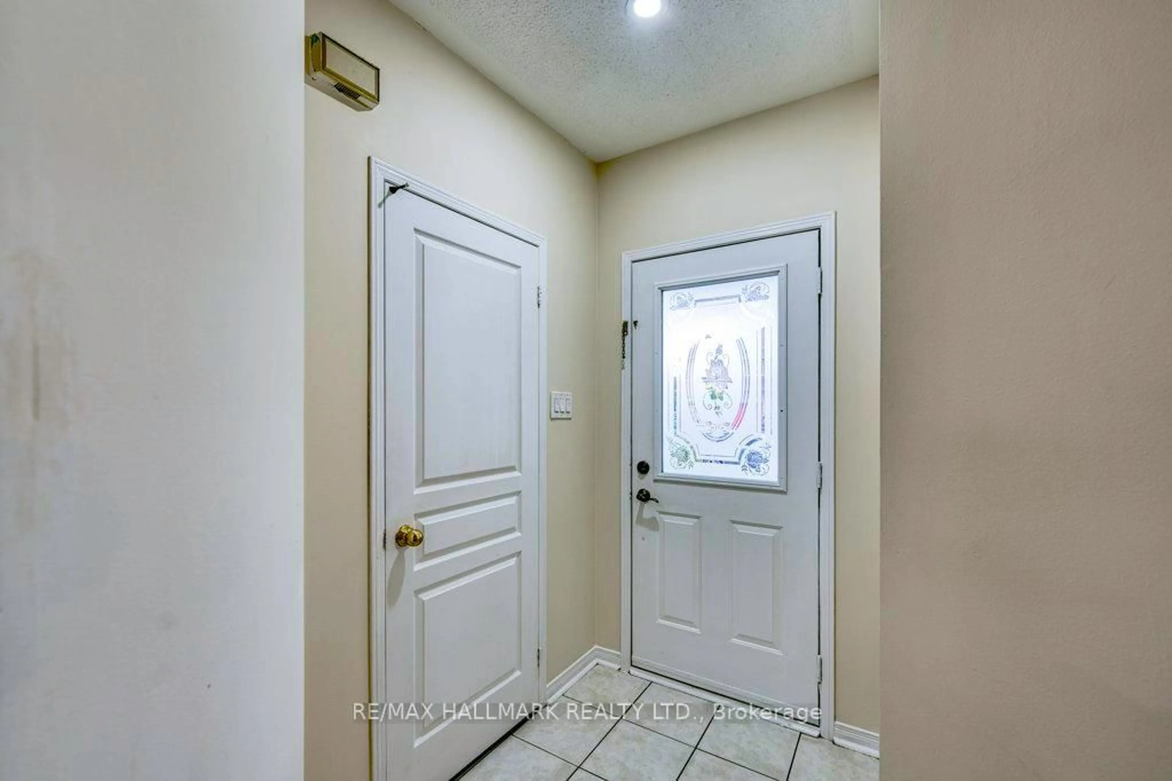 Indoor entryway for 5909 Churchill Meadows Blvd, Mississauga Ontario L5M 6Y2
