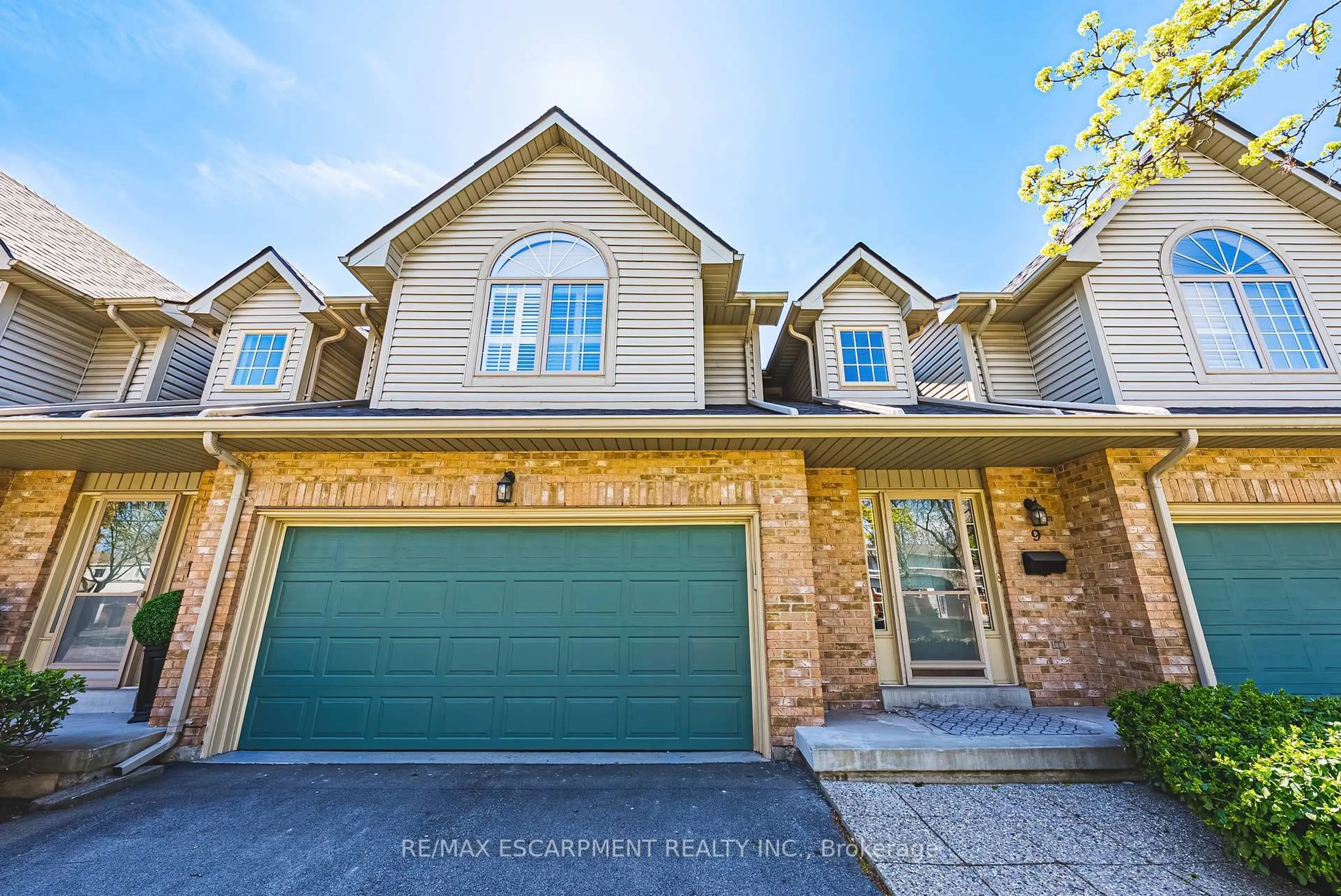 Home with vinyl exterior material, street for 3333 New St #9, Burlington Ontario L7N 1N1
