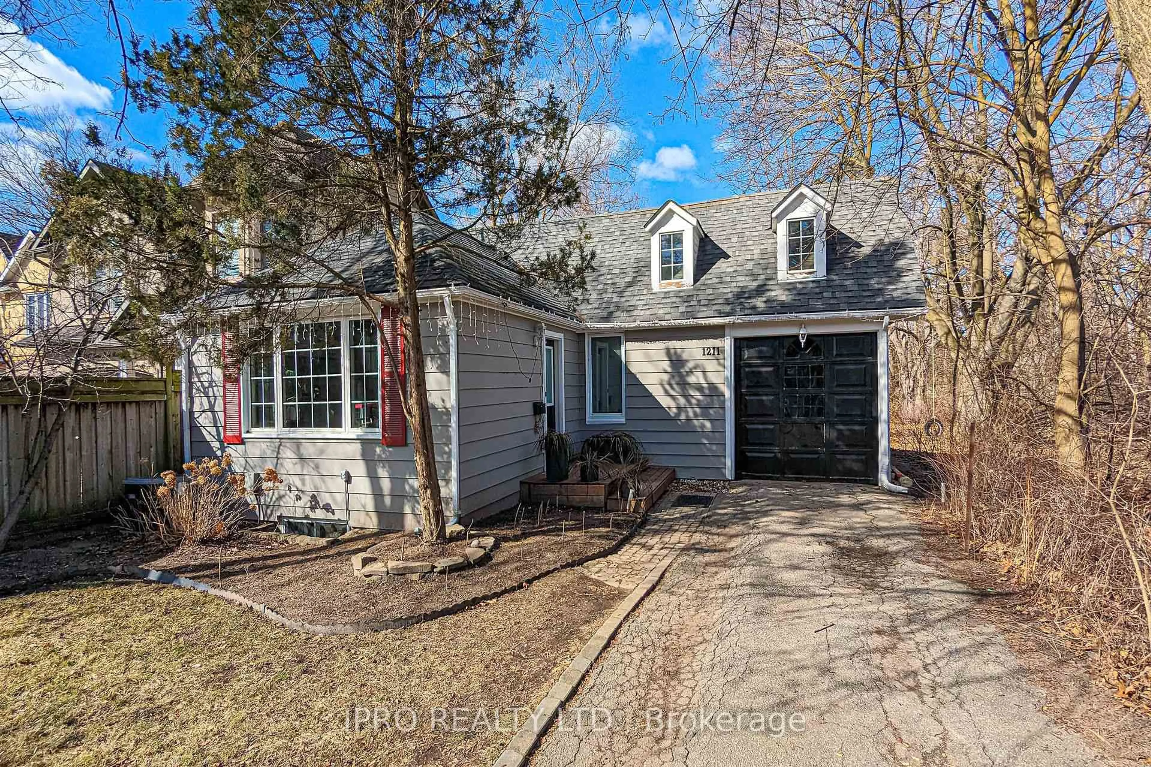 Home with vinyl exterior material, street for 1211 Lorne Park Rd, Mississauga Ontario L5H 3A7