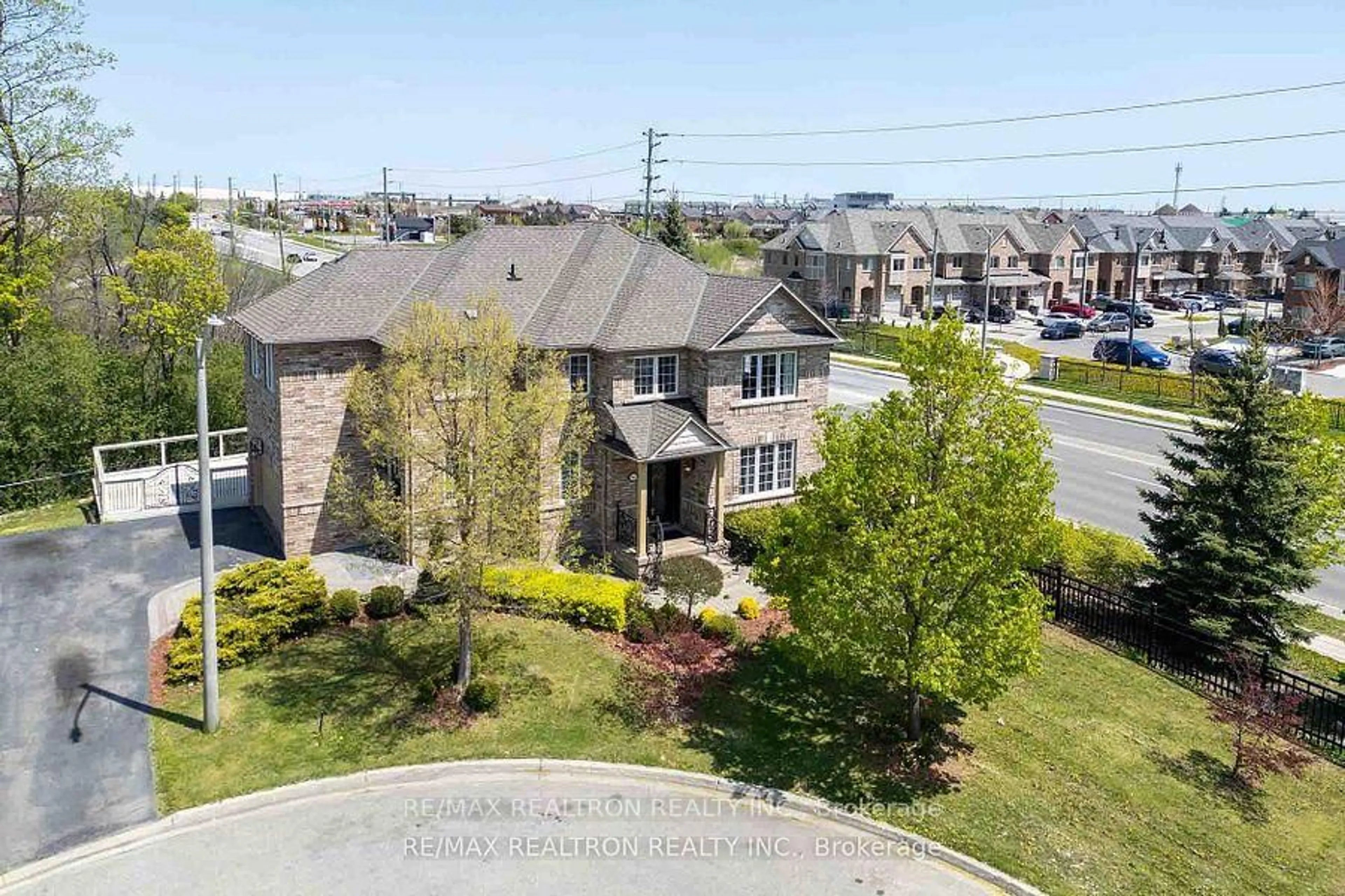 A pic from outside/outdoor area/front of a property/back of a property/a pic from drone, street for 12 Edgevalley Crt, Brampton Ontario L6P 2P8