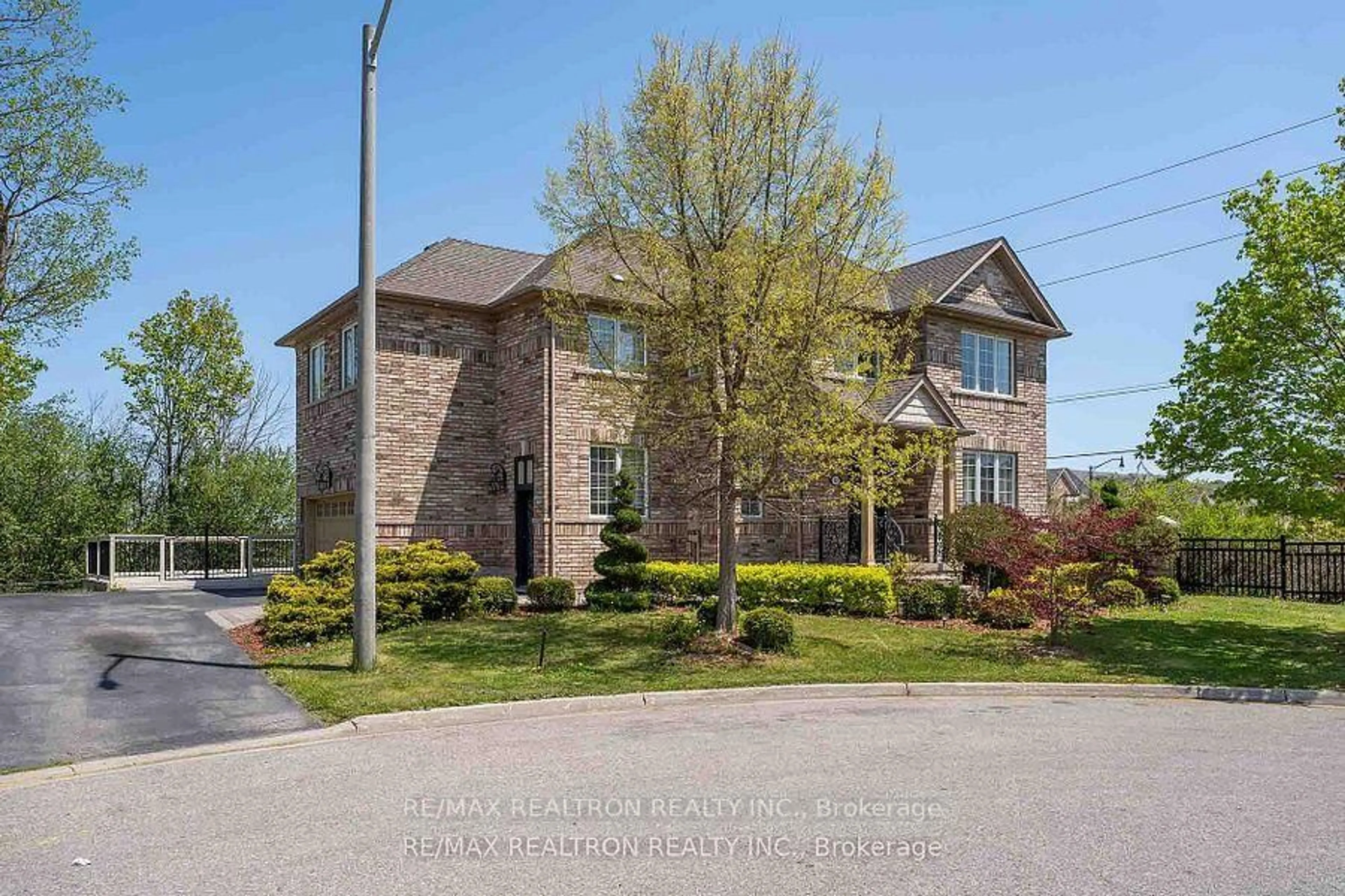 Home with brick exterior material, street for 12 Edgevalley Crt, Brampton Ontario L6P 2P8