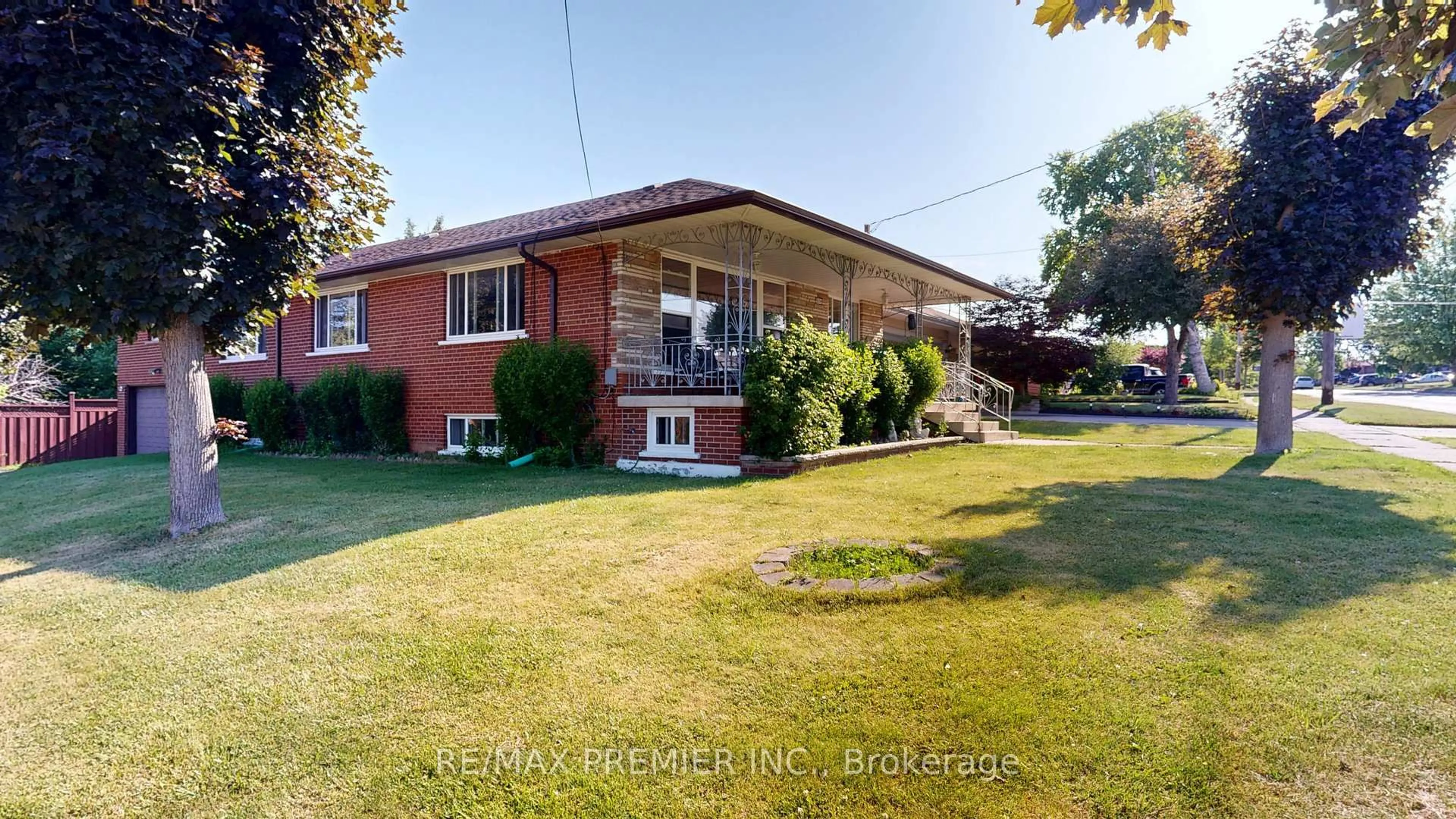 A pic from outside/outdoor area/front of a property/back of a property/a pic from drone, street for 574 Queens Dr, Toronto Ontario M6L 1N3