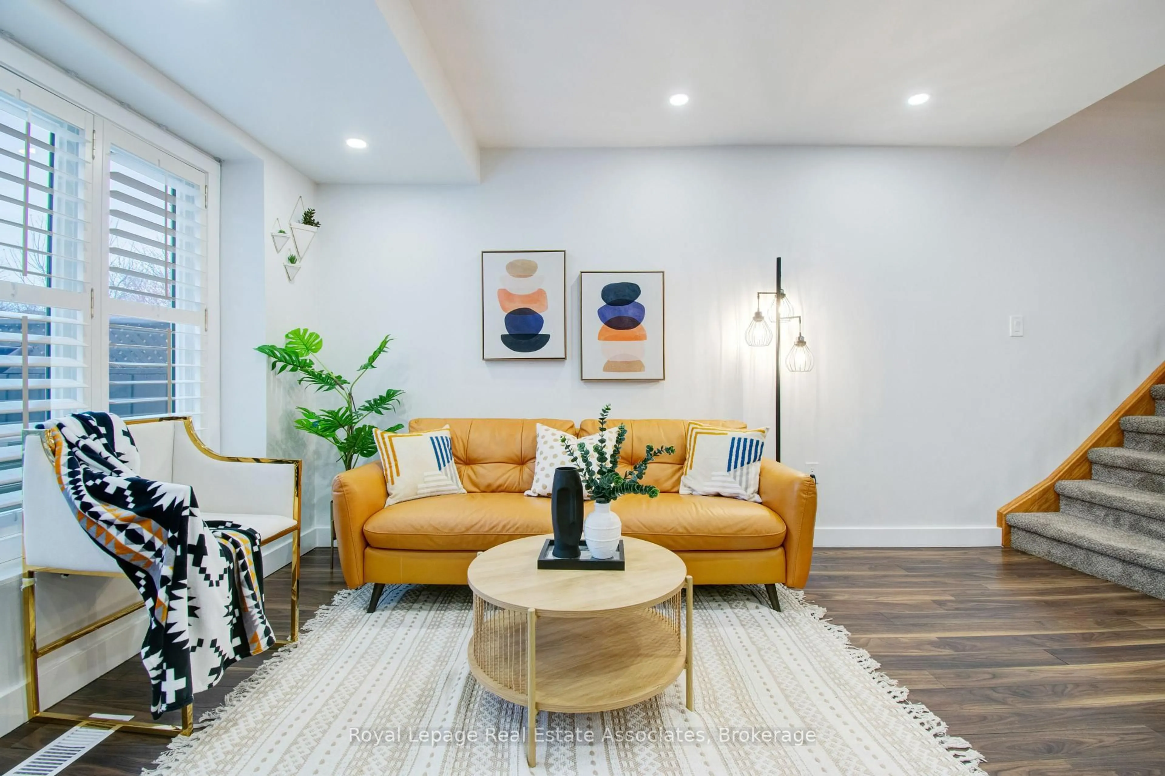 Living room with furniture, unknown for 41 Dominion Gardens Dr, Halton Hills Ontario L7G 6A9