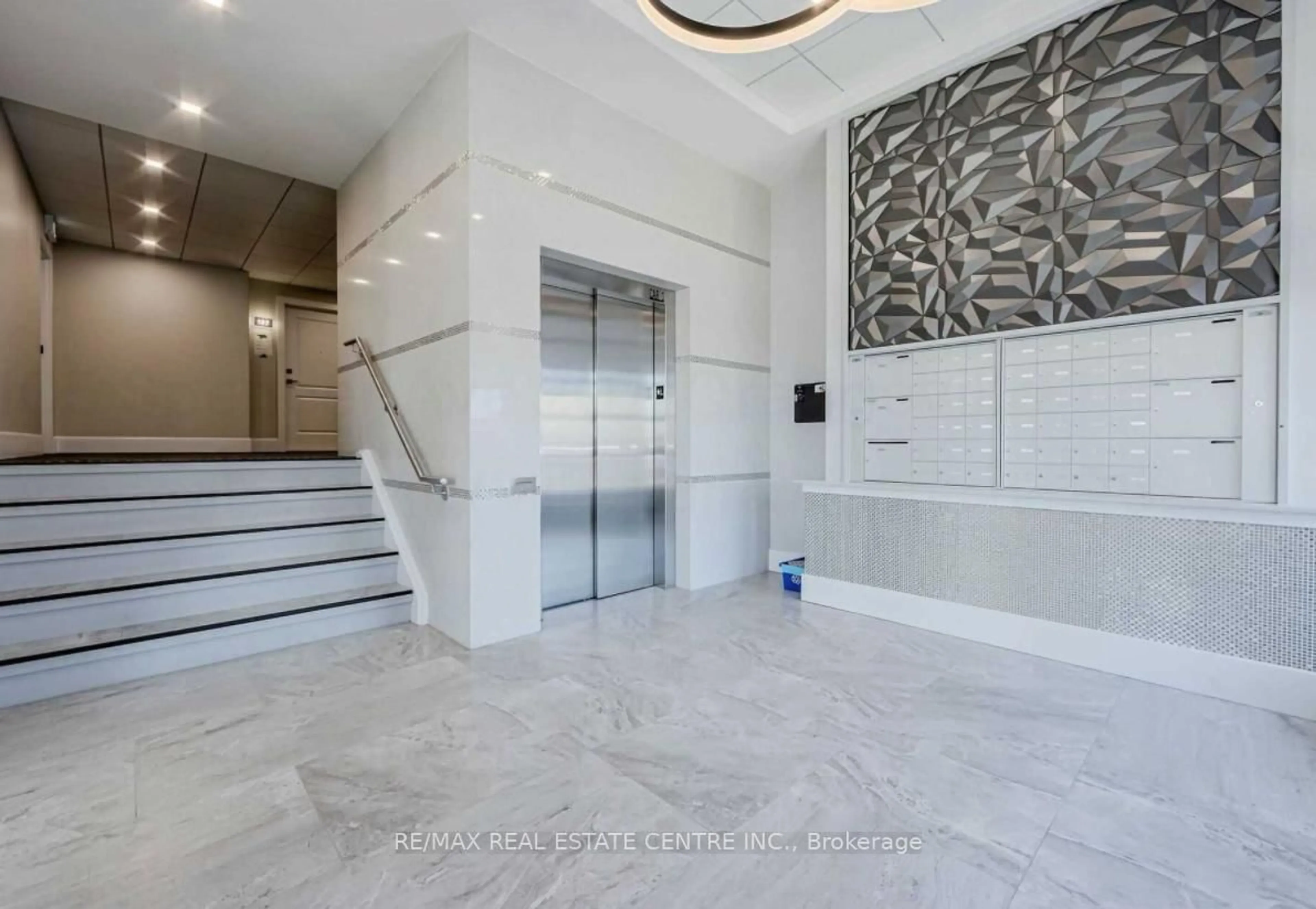 Indoor foyer for 105 Spencer Ave #4, Orangeville Ontario L9W 7S3