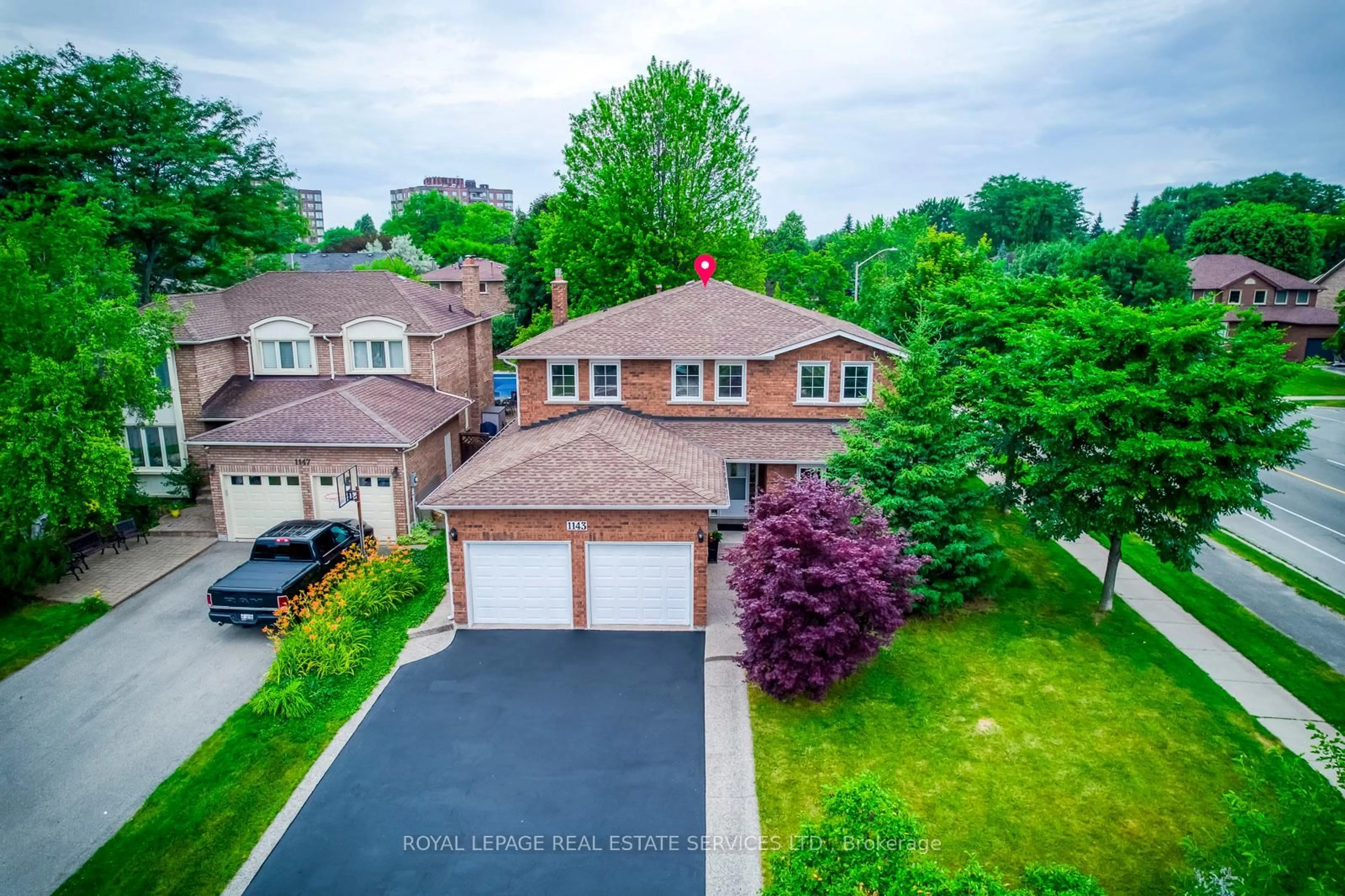 A pic from outside/outdoor area/front of a property/back of a property/a pic from drone, street for 1143 Chapelton Pl, Oakville Ontario L6M 2B1