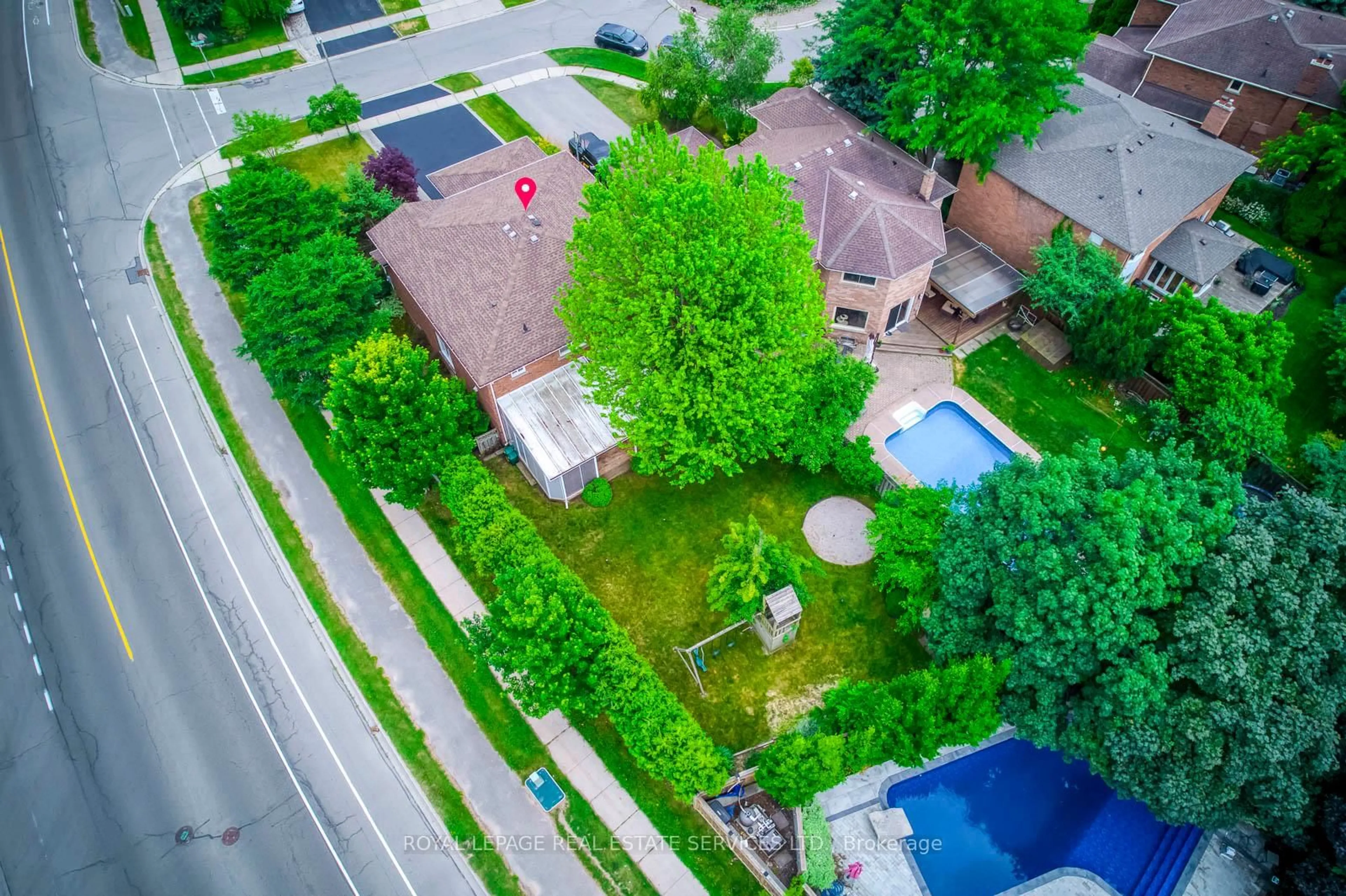 A pic from outside/outdoor area/front of a property/back of a property/a pic from drone, street for 1143 Chapelton Pl, Oakville Ontario L6M 2B1