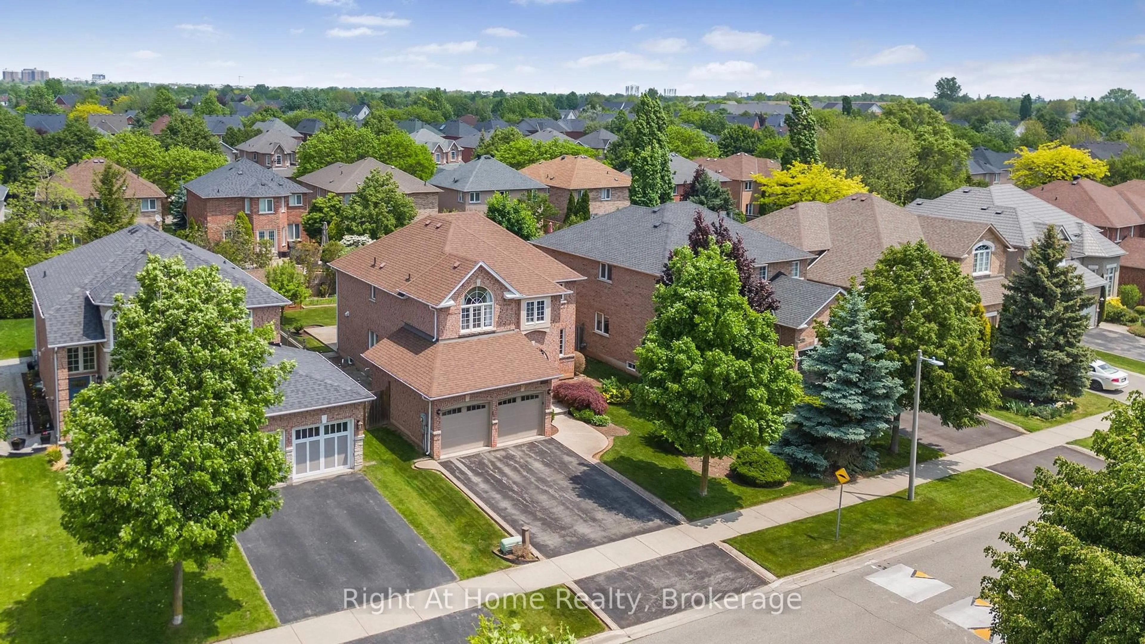 A pic from outside/outdoor area/front of a property/back of a property/a pic from drone, street for 2405 Eden Valley Dr, Oakville Ontario L6H 6K9