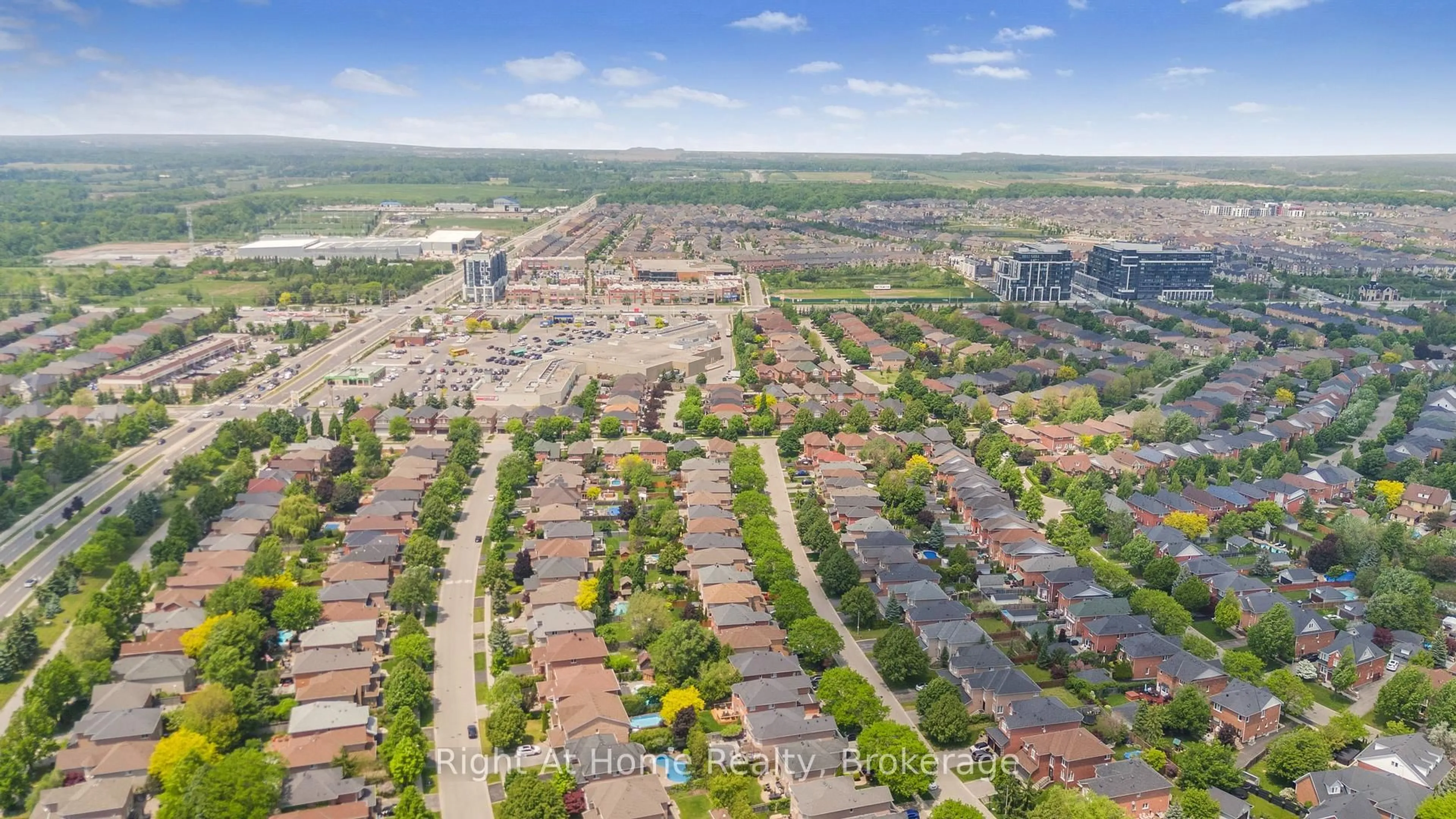 A pic from outside/outdoor area/front of a property/back of a property/a pic from drone, street for 2405 Eden Valley Dr, Oakville Ontario L6H 6K9