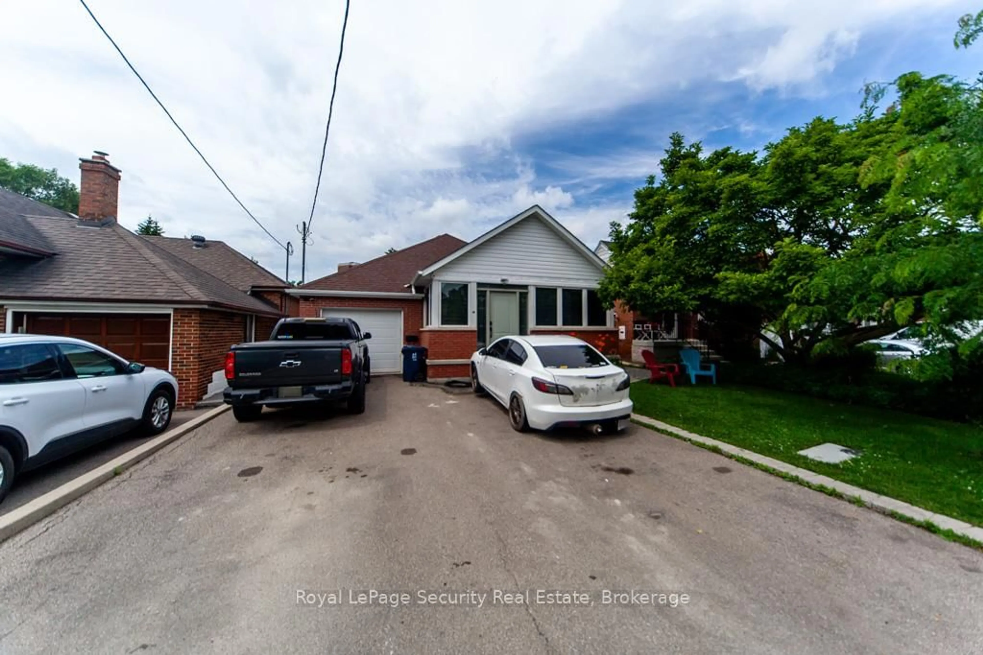 A pic from outside/outdoor area/front of a property/back of a property/a pic from drone, street for 44 Woodgate Dr, Toronto Ontario M6N 4W3