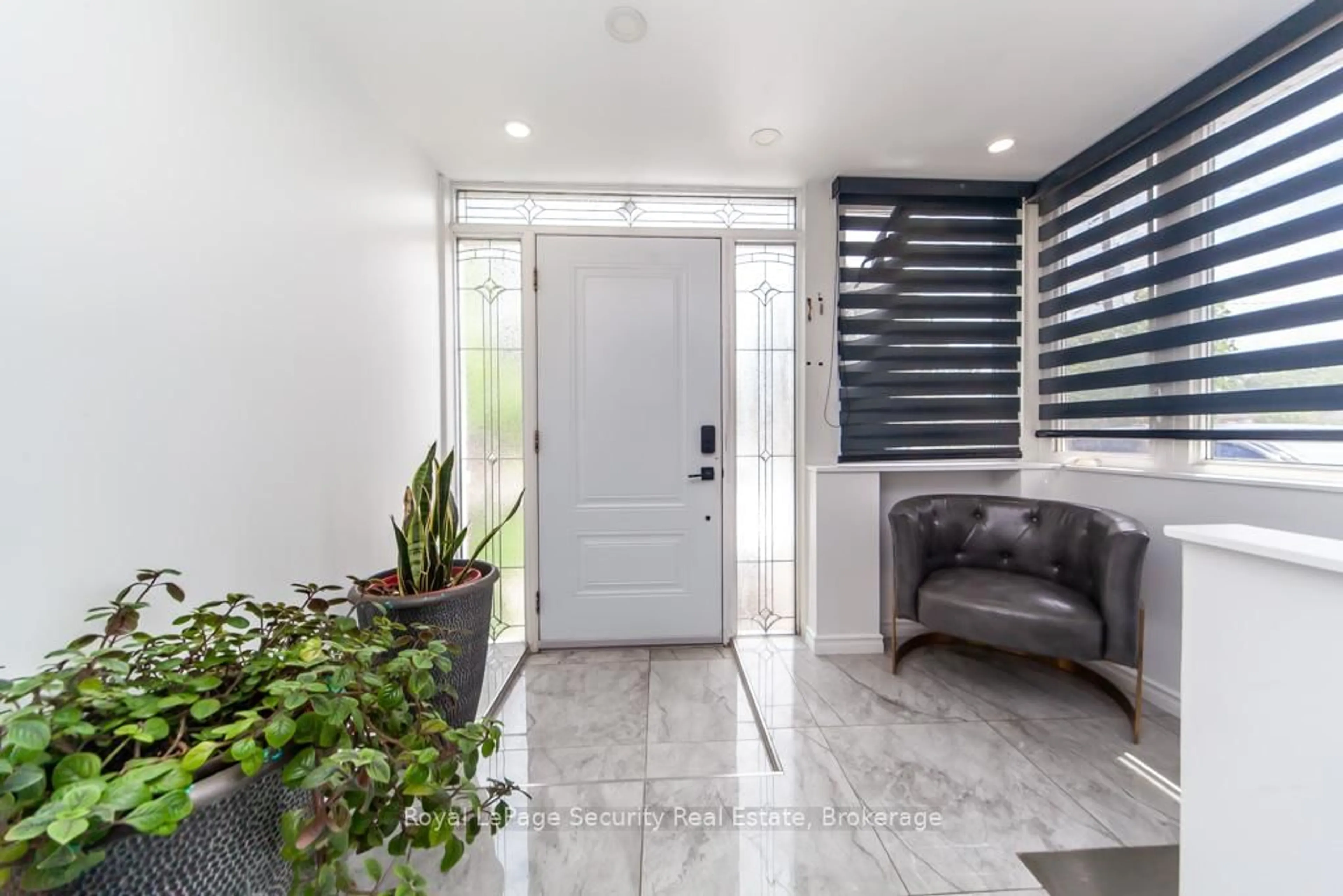 Indoor entryway for 44 Woodgate Dr, Toronto Ontario M6N 4W3