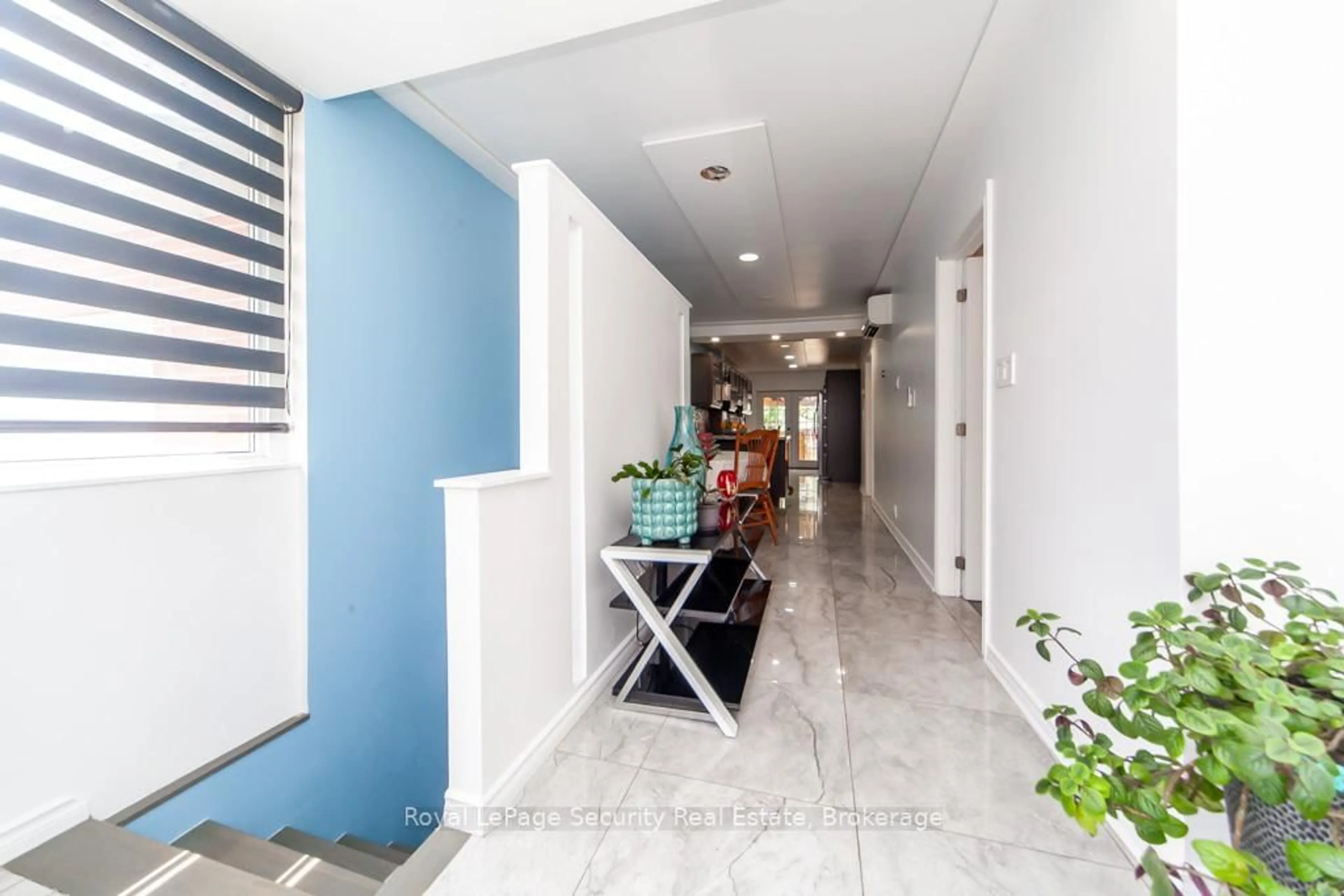 Indoor foyer for 44 Woodgate Dr, Toronto Ontario M6N 4W3