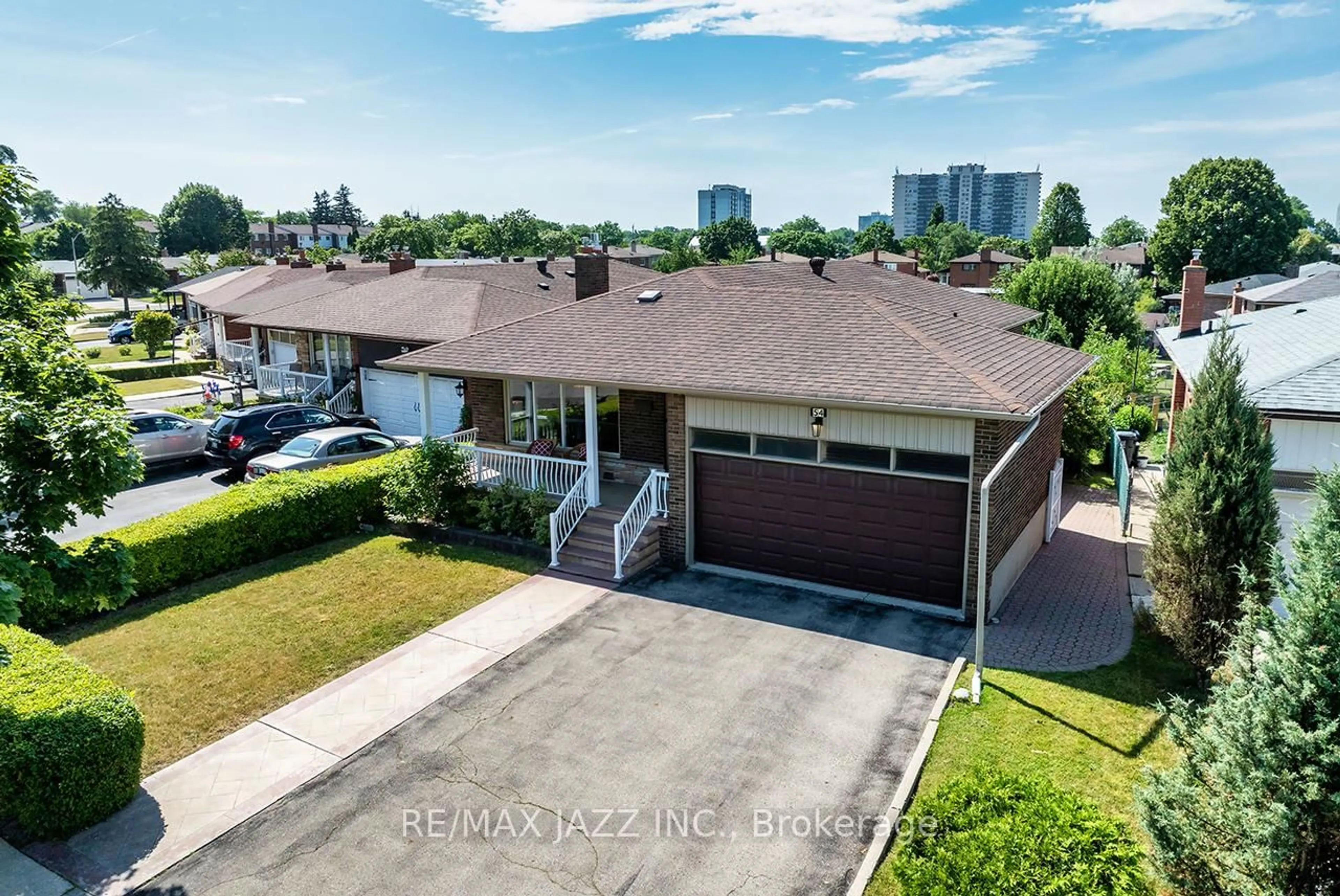 A pic from outside/outdoor area/front of a property/back of a property/a pic from drone, street for 54 Bartel Dr, Toronto Ontario M3N 1C9