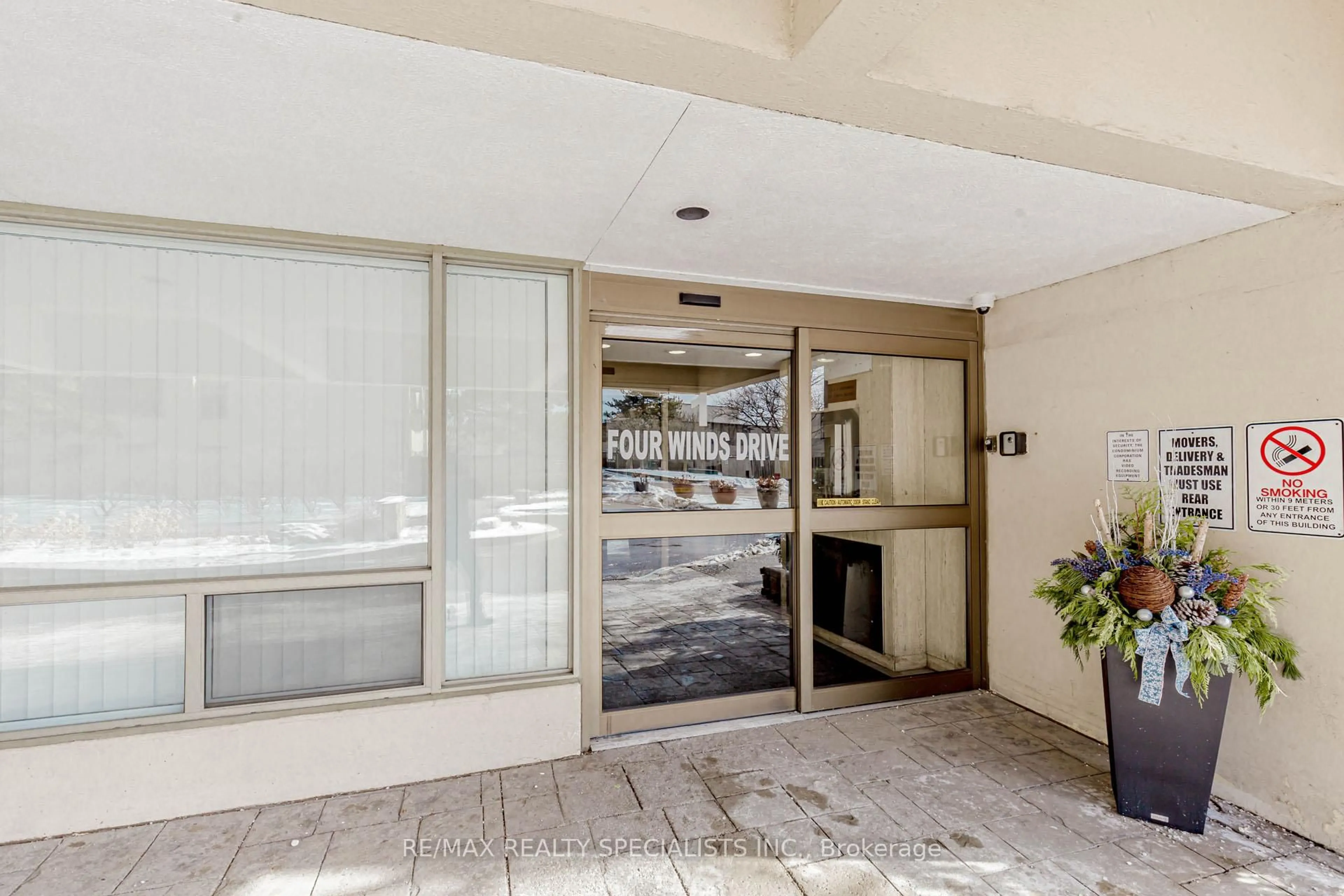 Indoor foyer for 1 Four Winds Dr #106, Toronto Ontario M3J 2T1