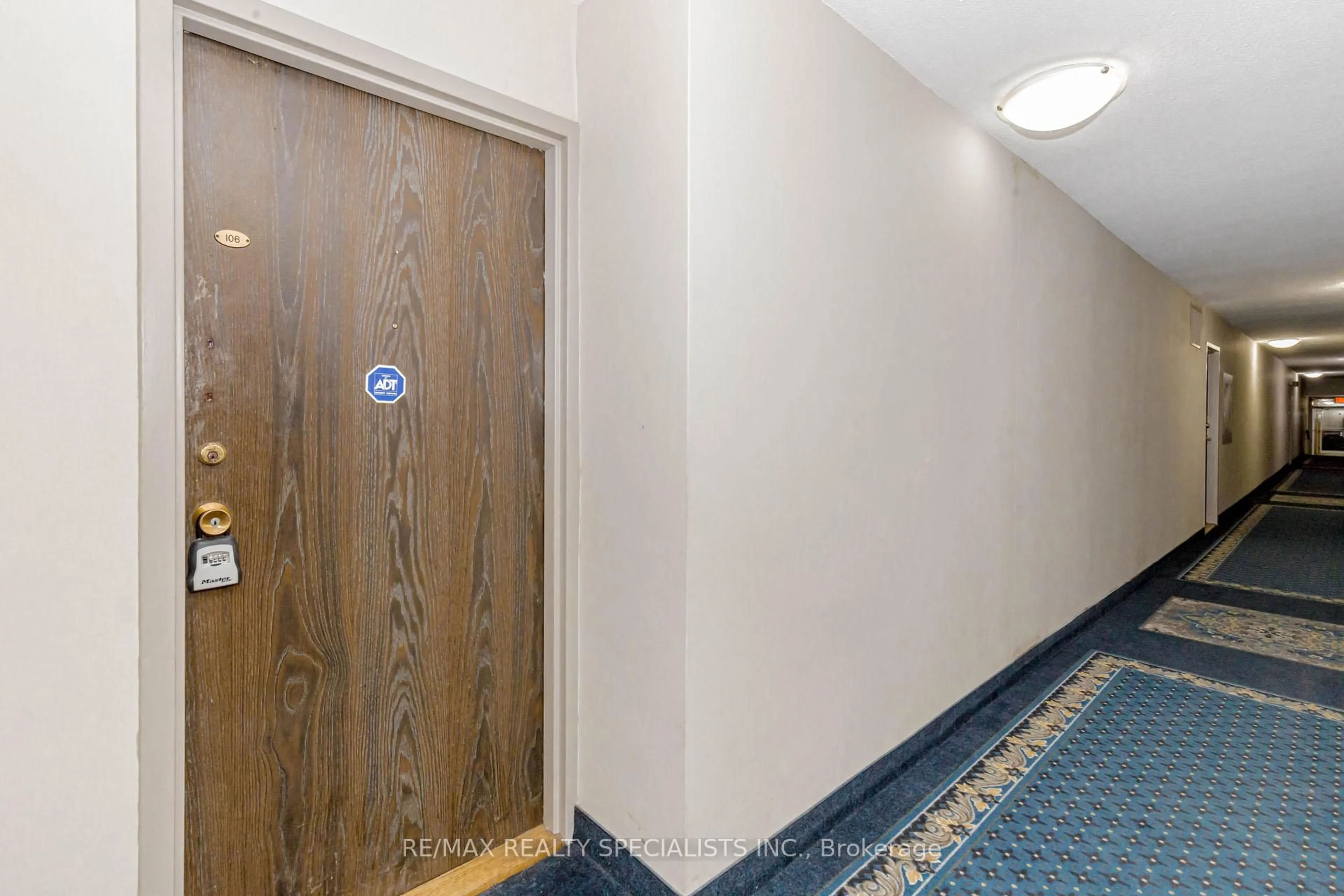 Indoor foyer for 1 Four Winds Dr #106, Toronto Ontario M3J 2T1