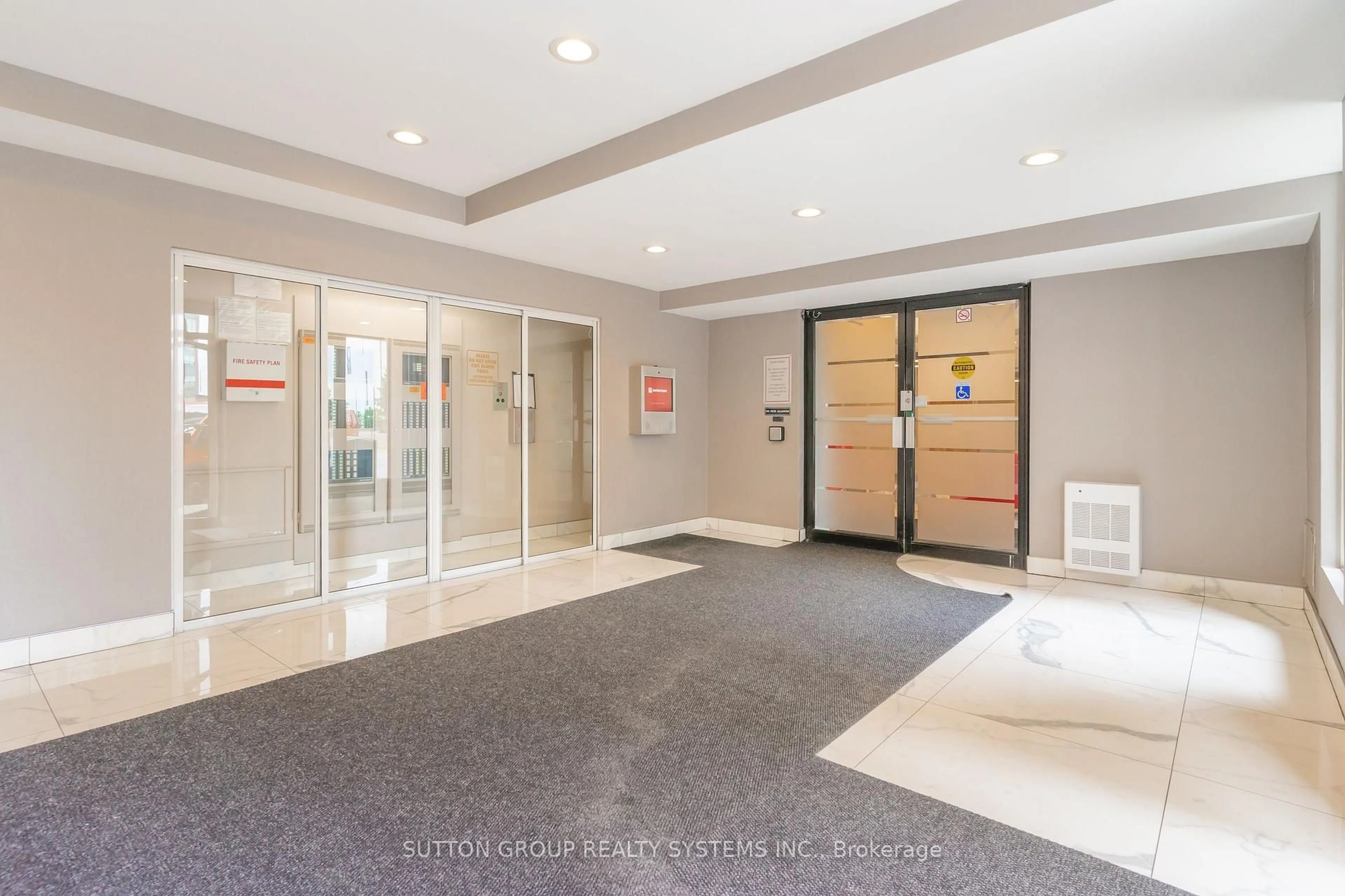 Indoor foyer for 155 Hillcrest Ave #815, Mississauga Ontario L5B 3Z2