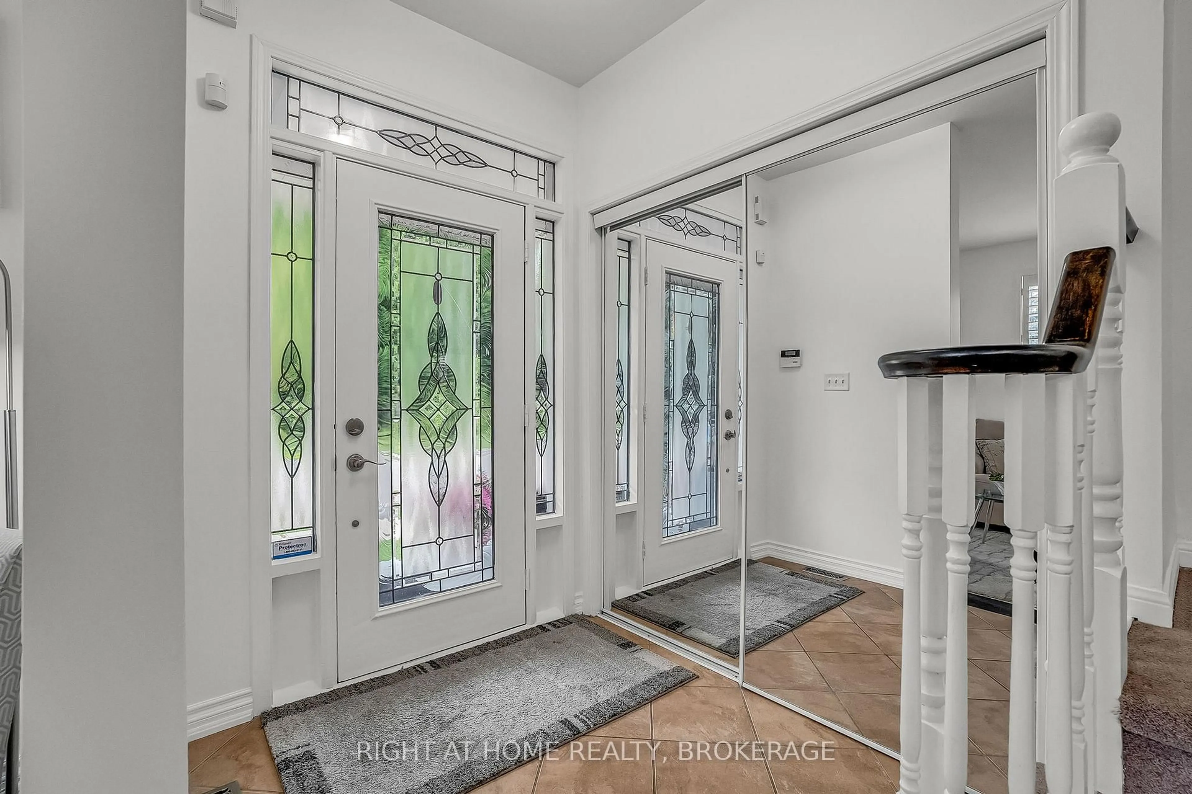 Indoor entryway for 928 Lancaster Blvd, Milton Ontario L9T 6A4