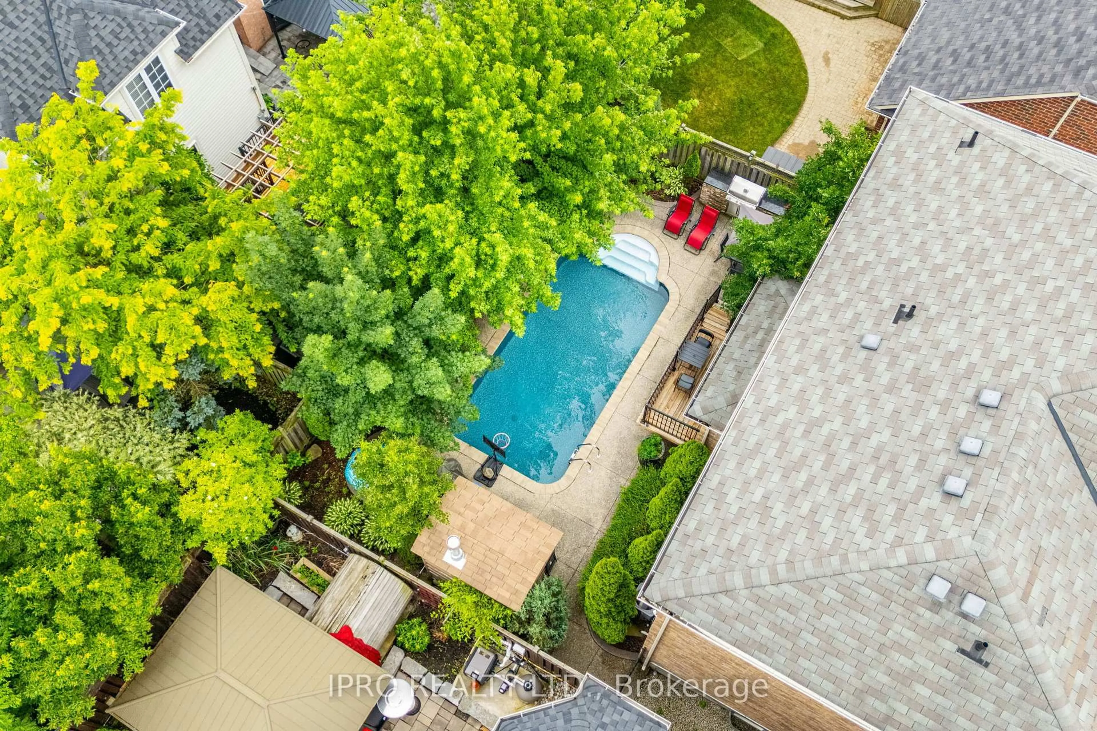 A pic from outside/outdoor area/front of a property/back of a property/a pic from drone, unknown for 501 Cusick Circ, Milton Ontario L9T 0M9