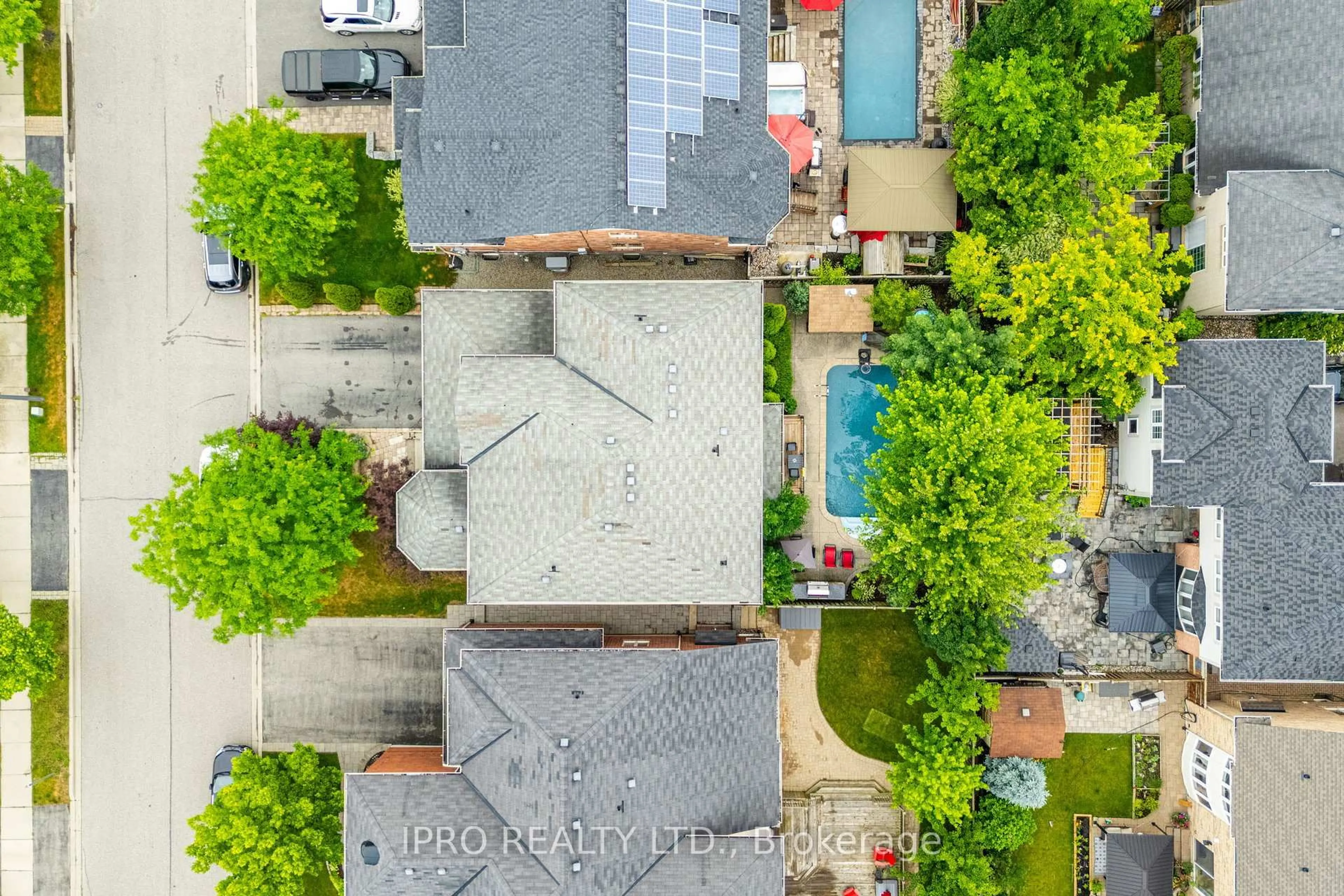 A pic from outside/outdoor area/front of a property/back of a property/a pic from drone, city buildings view from balcony for 501 Cusick Circ, Milton Ontario L9T 0M9