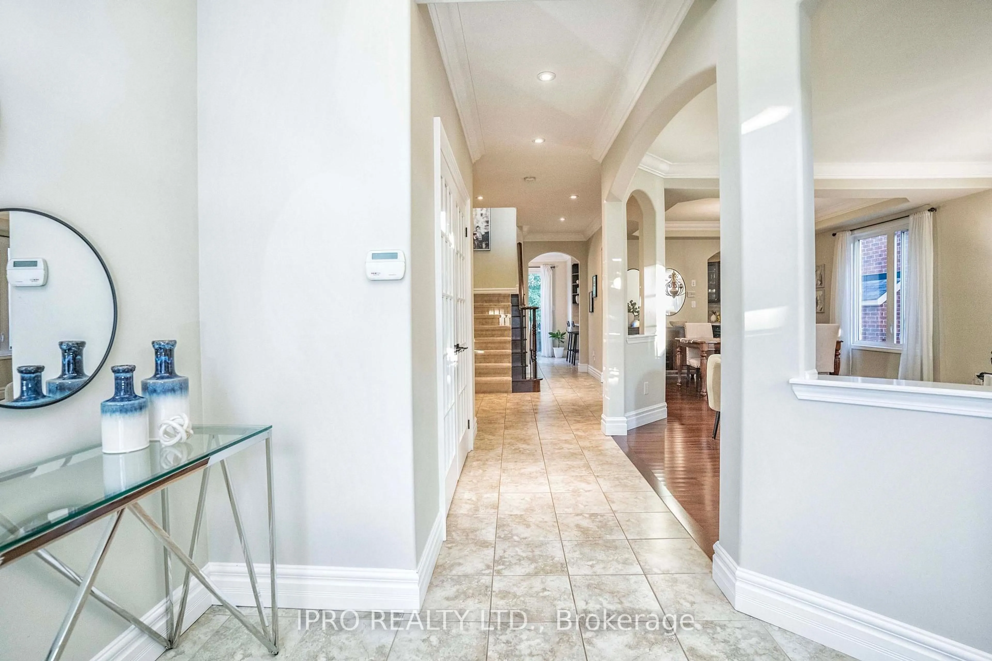 Indoor foyer for 501 Cusick Circ, Milton Ontario L9T 0M9