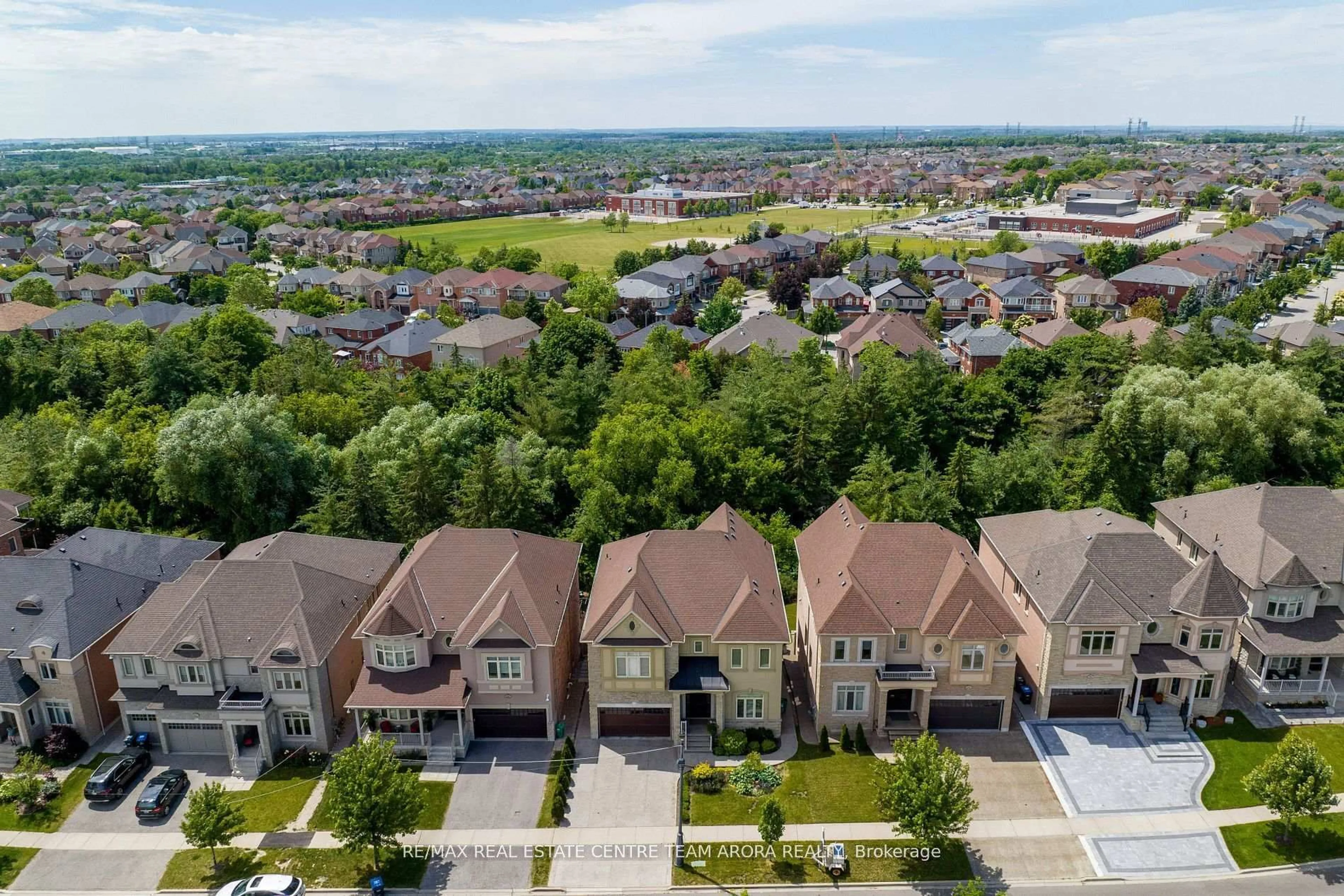 A pic from outside/outdoor area/front of a property/back of a property/a pic from drone, unknown for 6672 Rothschild Tr, Mississauga Ontario L5W 0A6