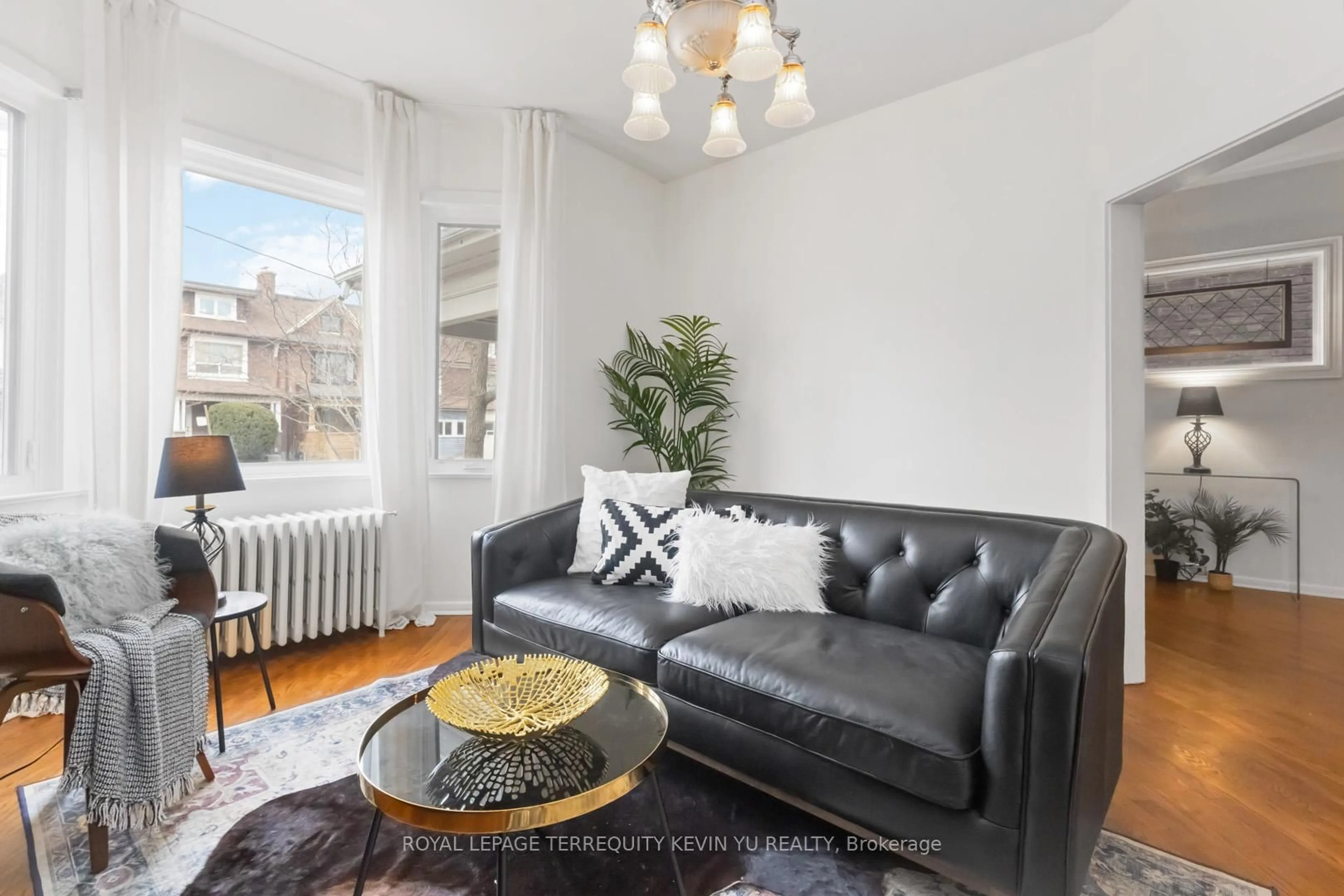 Living room with furniture, unknown for 23 Kenneth Ave, Toronto Ontario M6P 1J1
