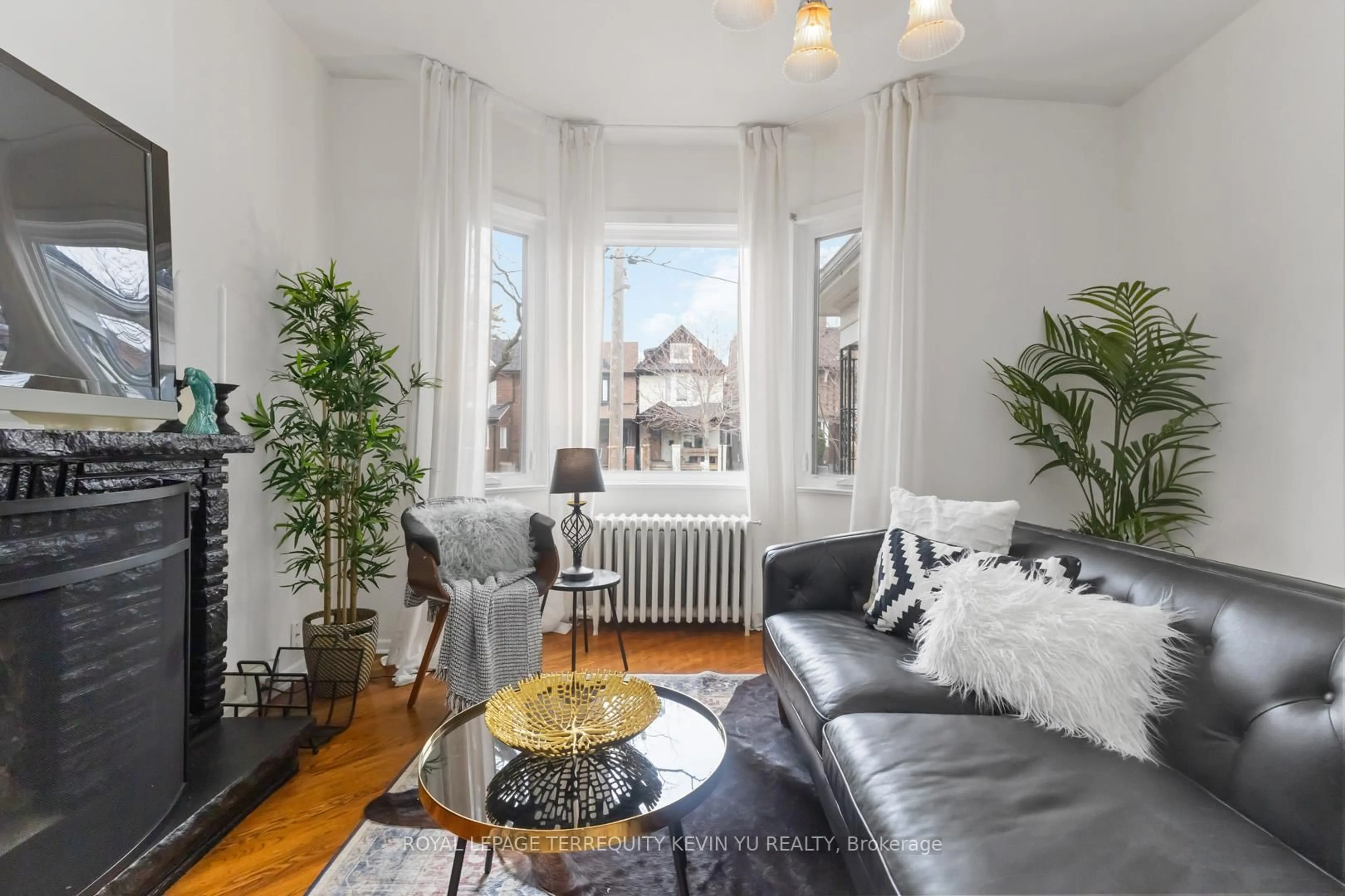 Living room with furniture, unknown for 23 Kenneth Ave, Toronto Ontario M6P 1J1