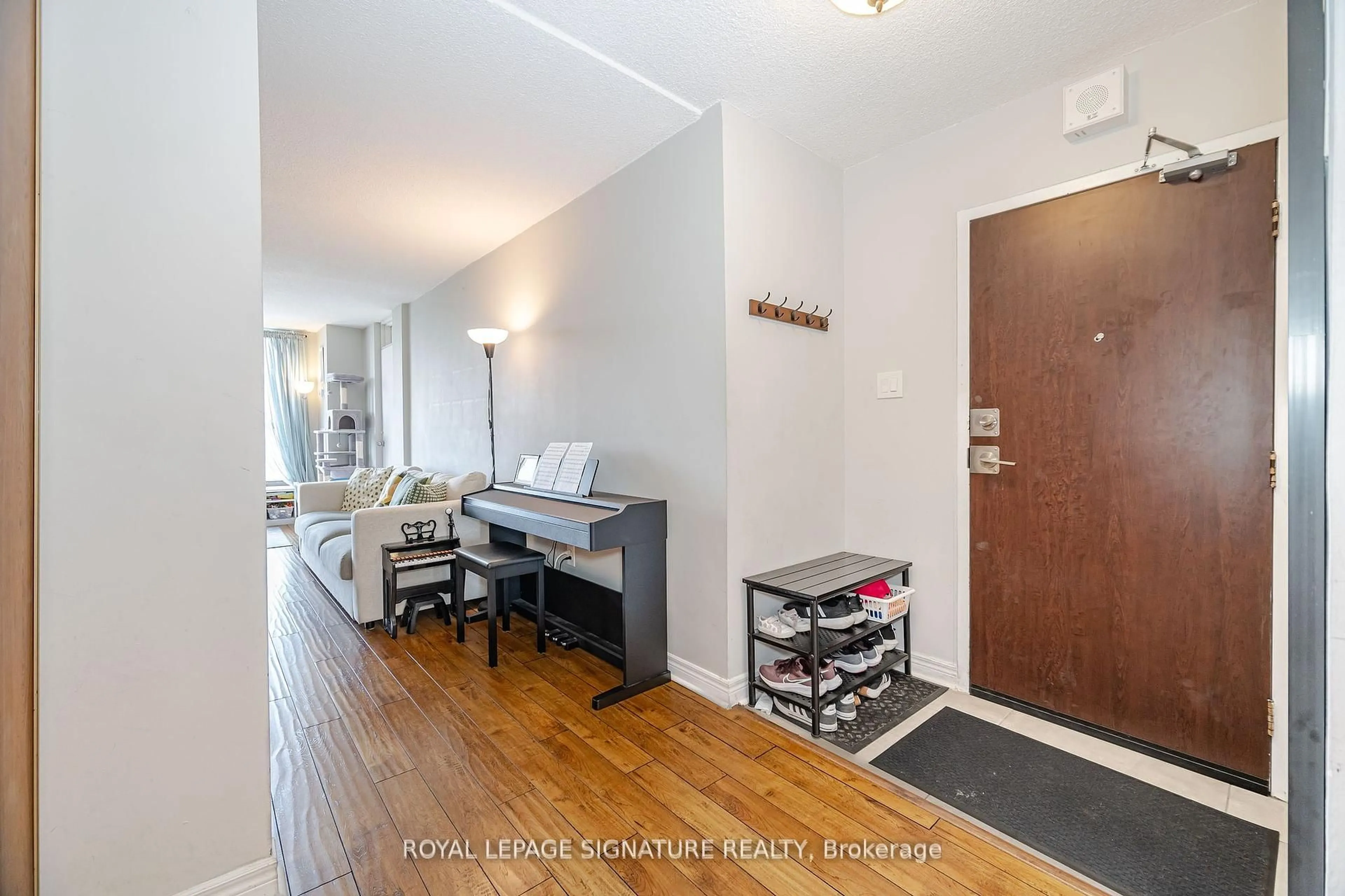 Indoor entryway for 3170 Kirwin Ave #1003, Mississauga Ontario L5A 3R1