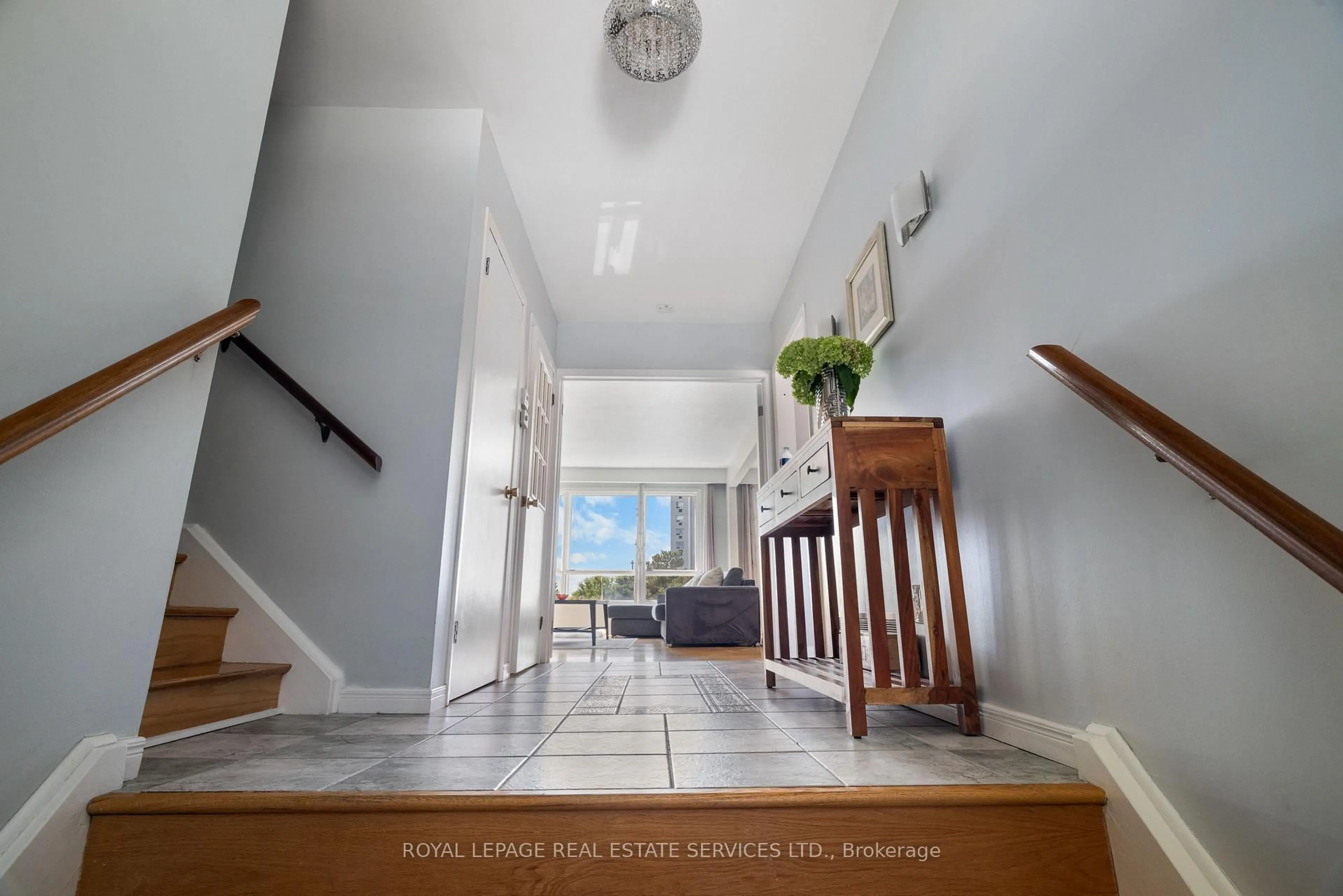 Indoor foyer for 19 Terryellen Cres, Toronto Ontario M9C 1H6