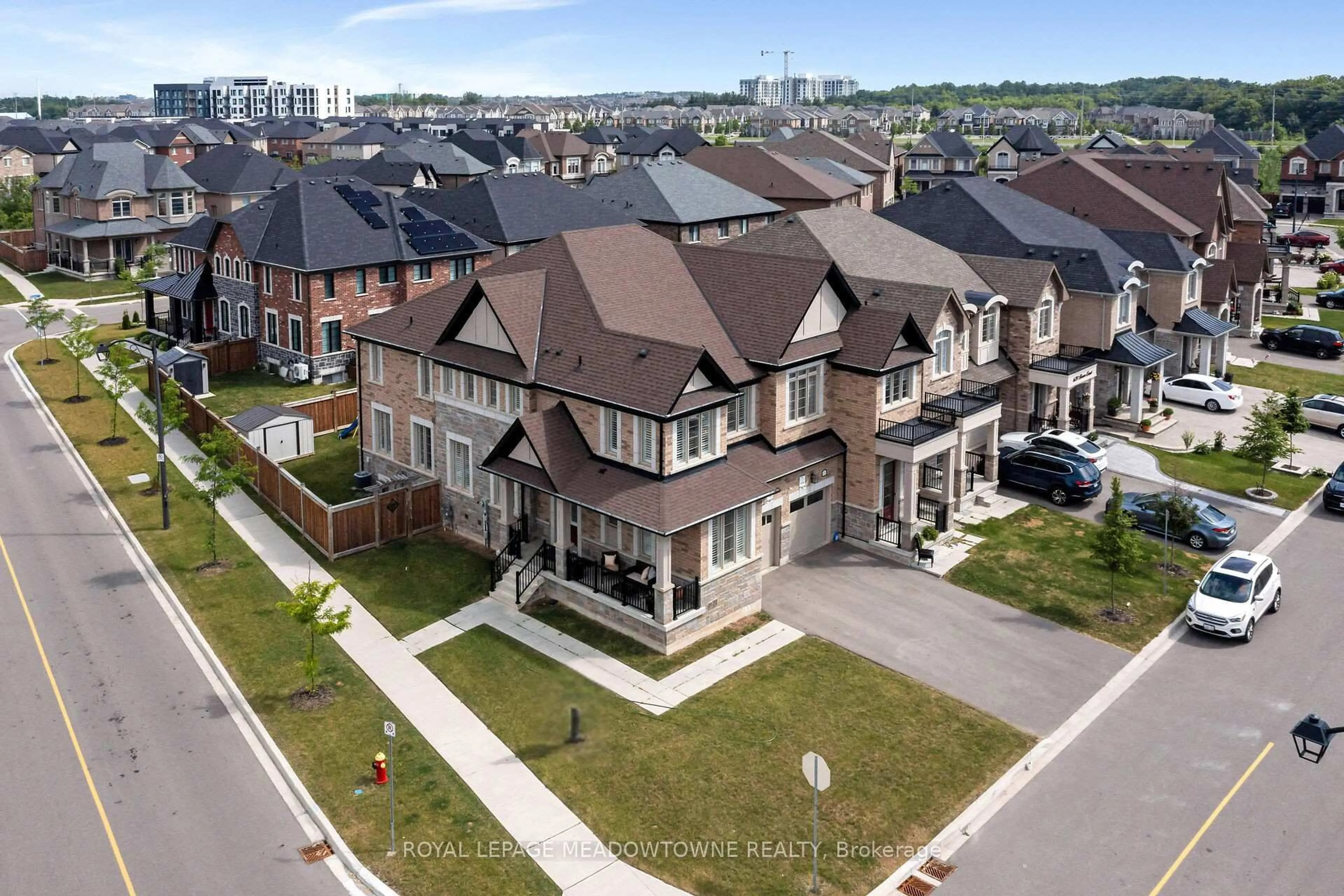 A pic from outside/outdoor area/front of a property/back of a property/a pic from drone, street for 628 Beam Crt, Milton Ontario L9E 1L3