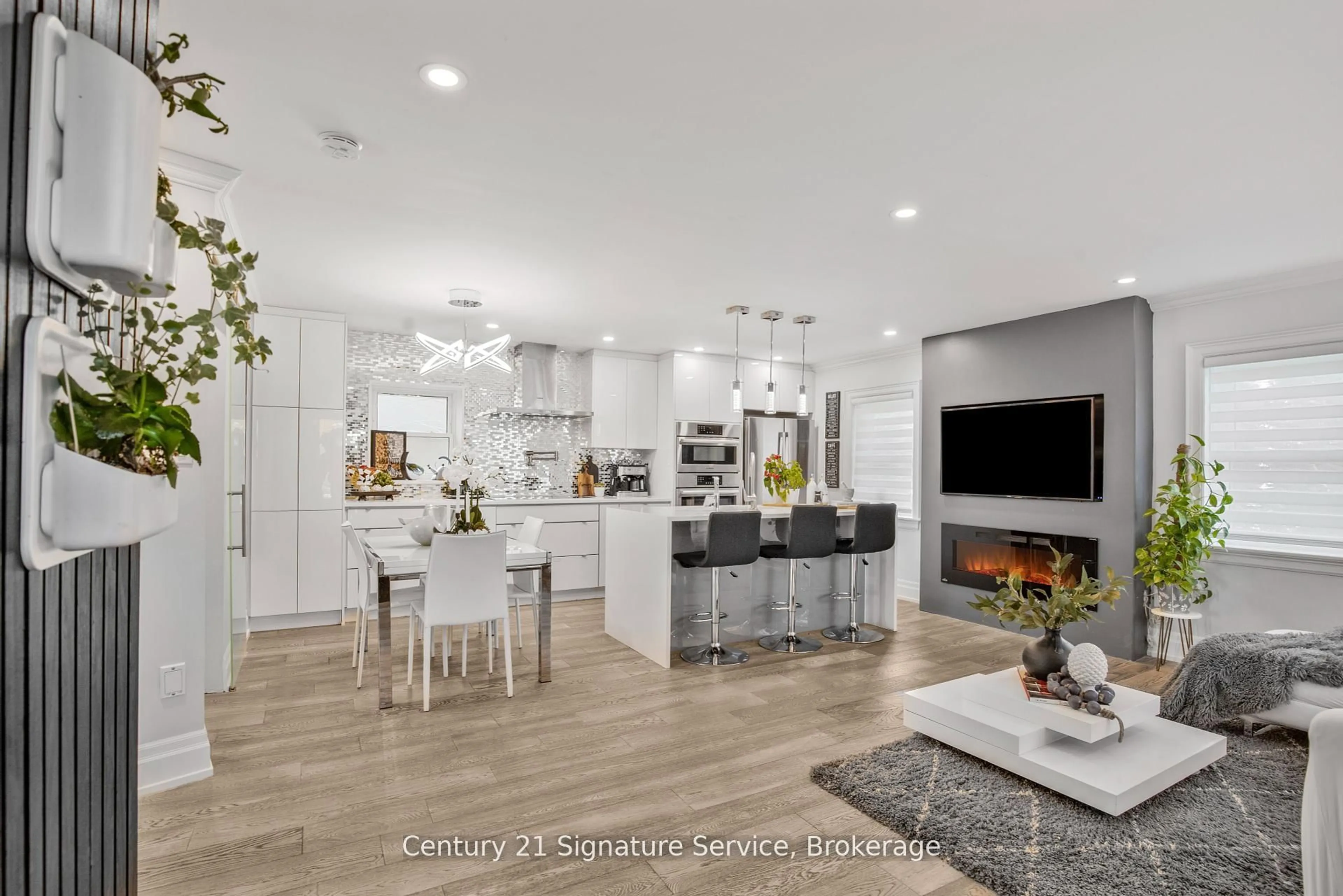 Open concept kitchen, ceramic/tile floor for 33 McIntosh Ave, Toronto Ontario M8Y 3E1