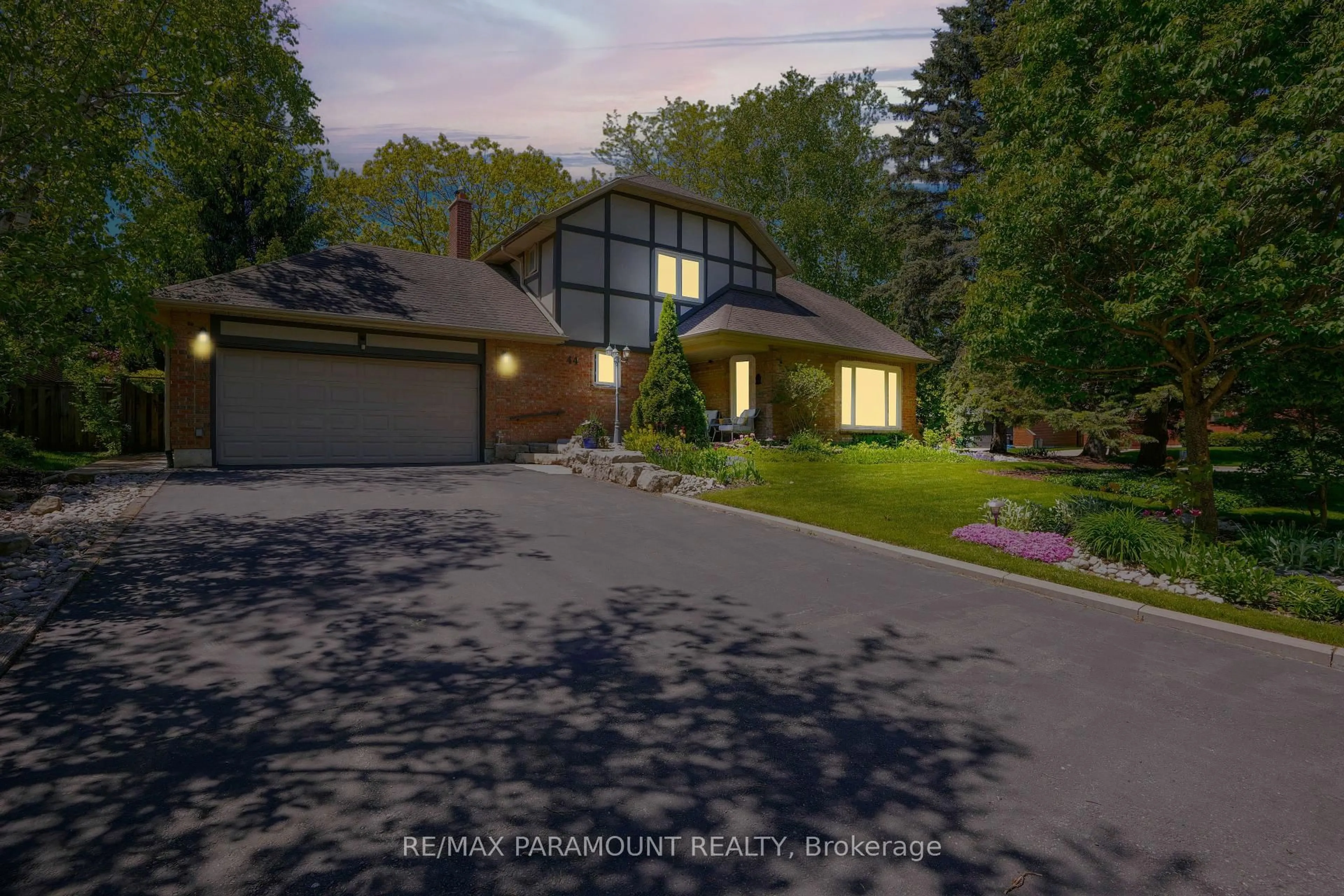 A pic from outside/outdoor area/front of a property/back of a property/a pic from drone, unknown for 44 Cairnmore Crt, Brampton Ontario L6Z 1T6