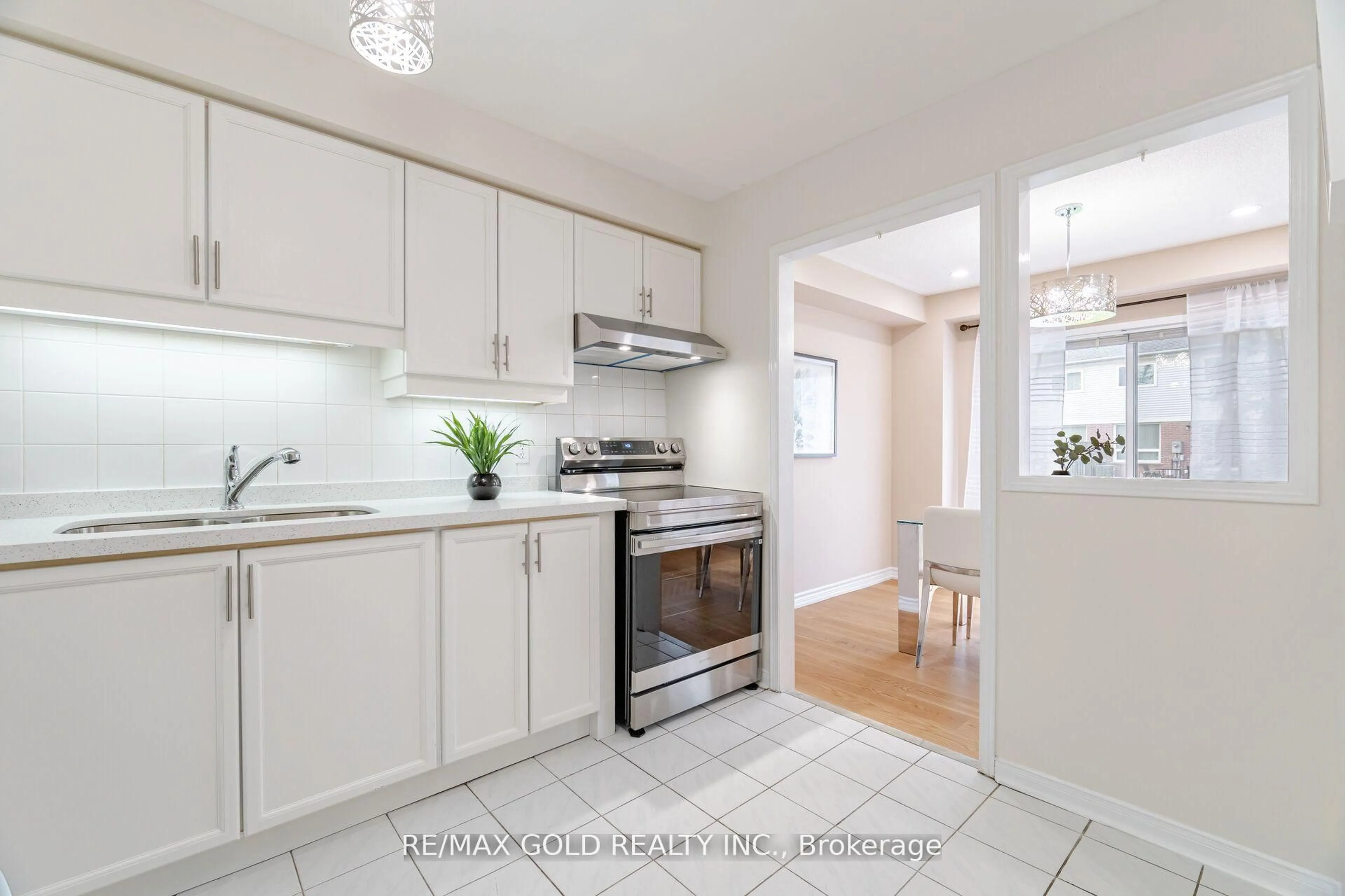 Open concept kitchen, ceramic/tile floor for 5305 Glen Erin Dr #78B, Mississauga Ontario L5M 5N7