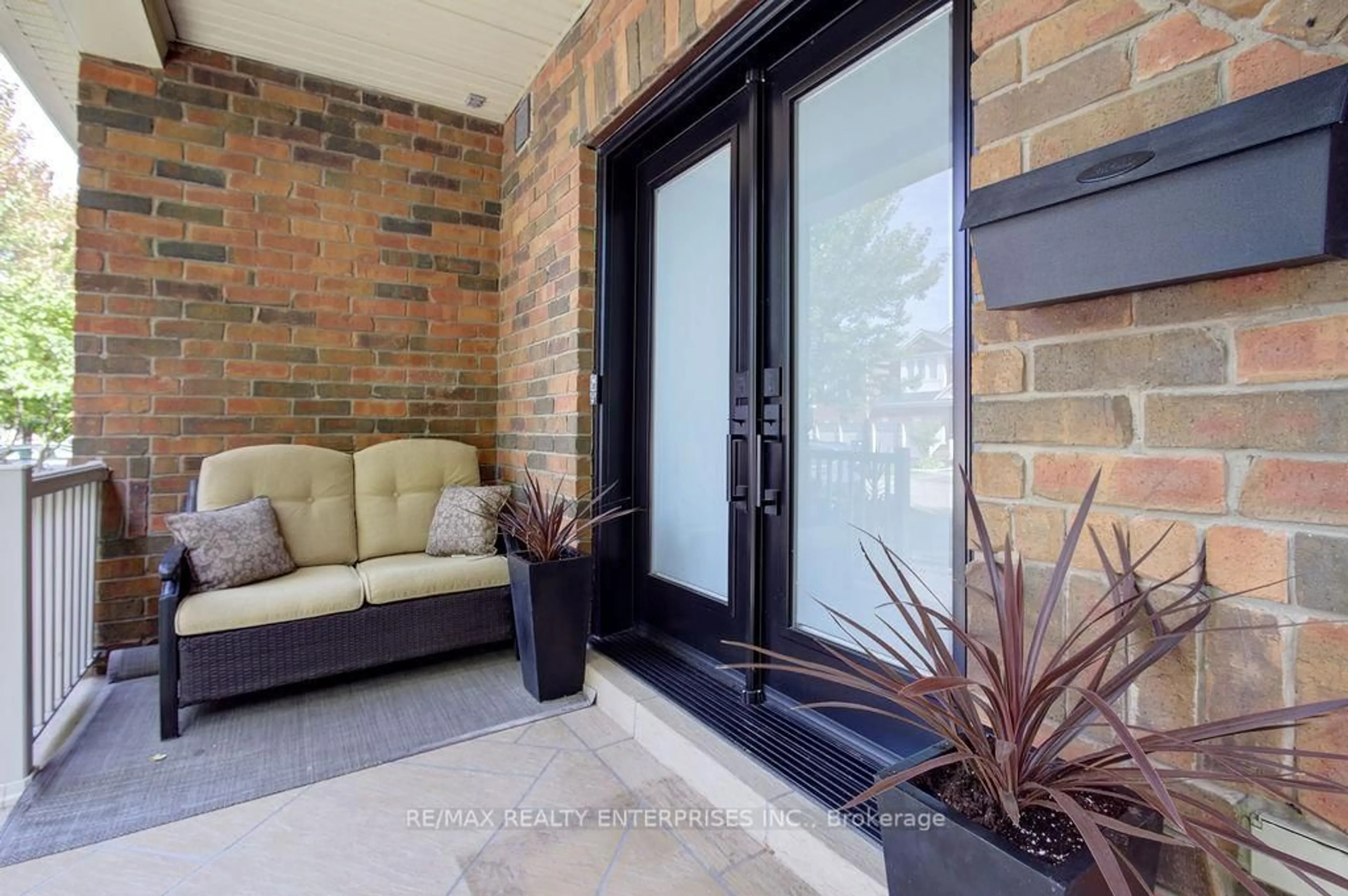 Indoor entryway for 3260 Respond Rd, Mississauga Ontario L5M 7X4
