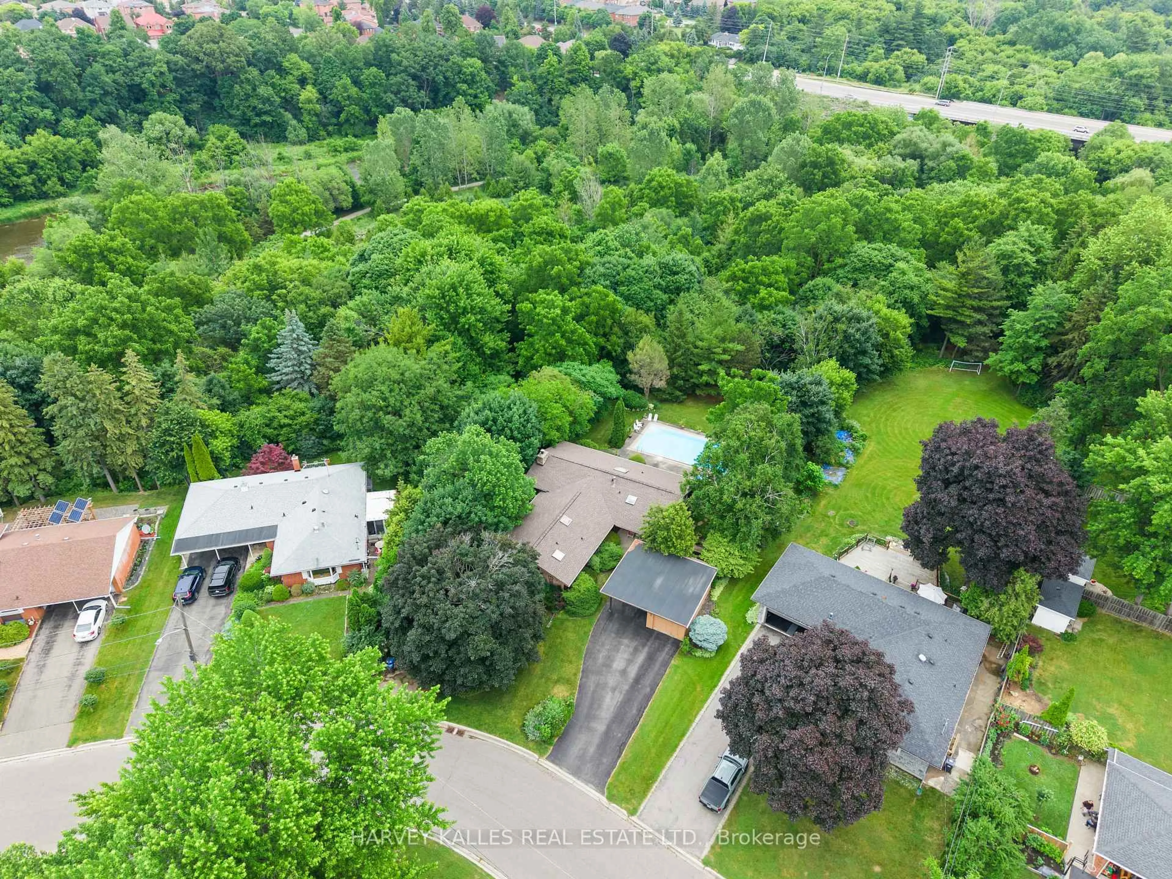 A pic from outside/outdoor area/front of a property/back of a property/a pic from drone, unknown for 5 Shady Lawn Crt, Mississauga Ontario L5N 1H2