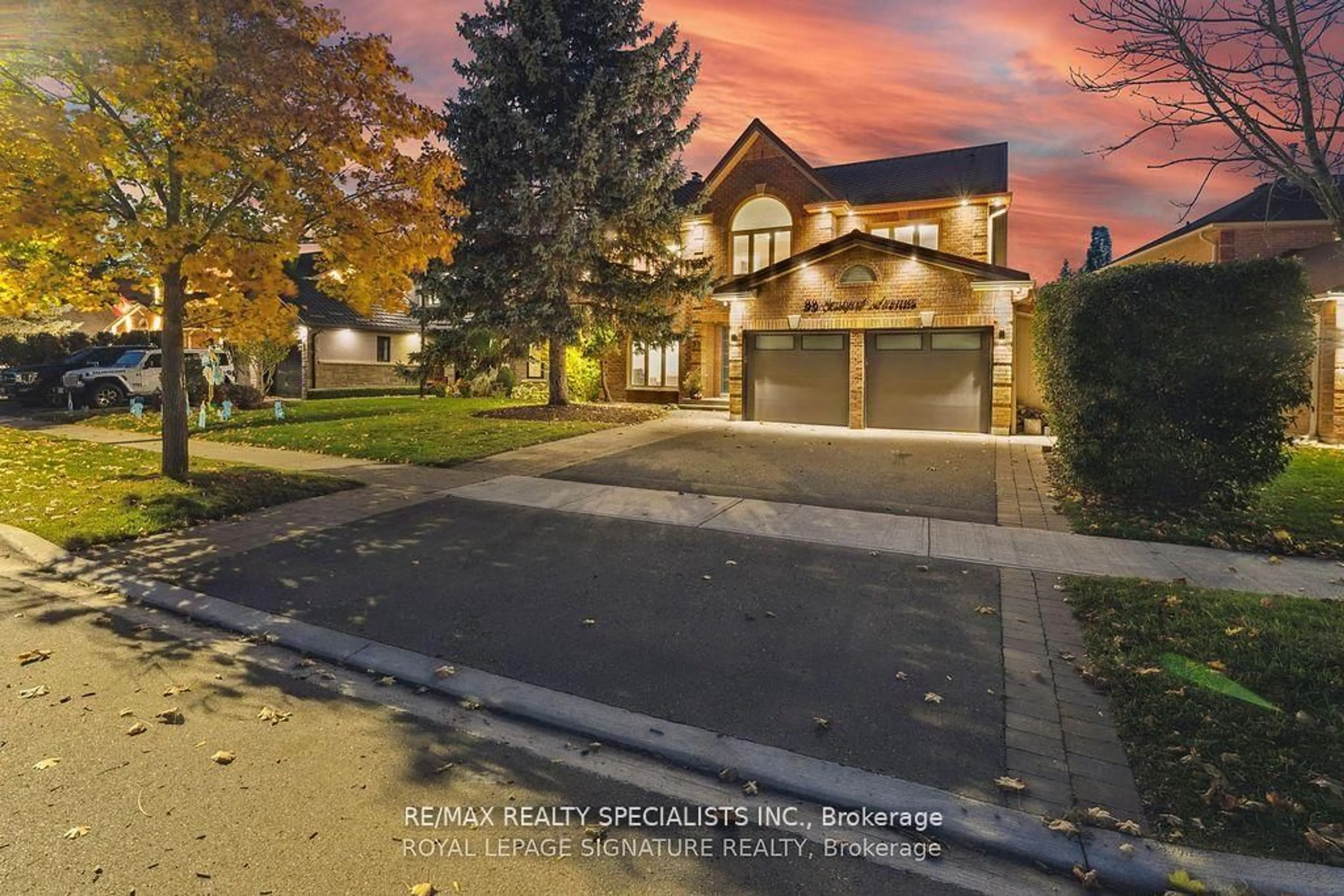 A pic from outside/outdoor area/front of a property/back of a property/a pic from drone, street for 99 Kenpark Ave, Brampton Ontario L6Z 3K5